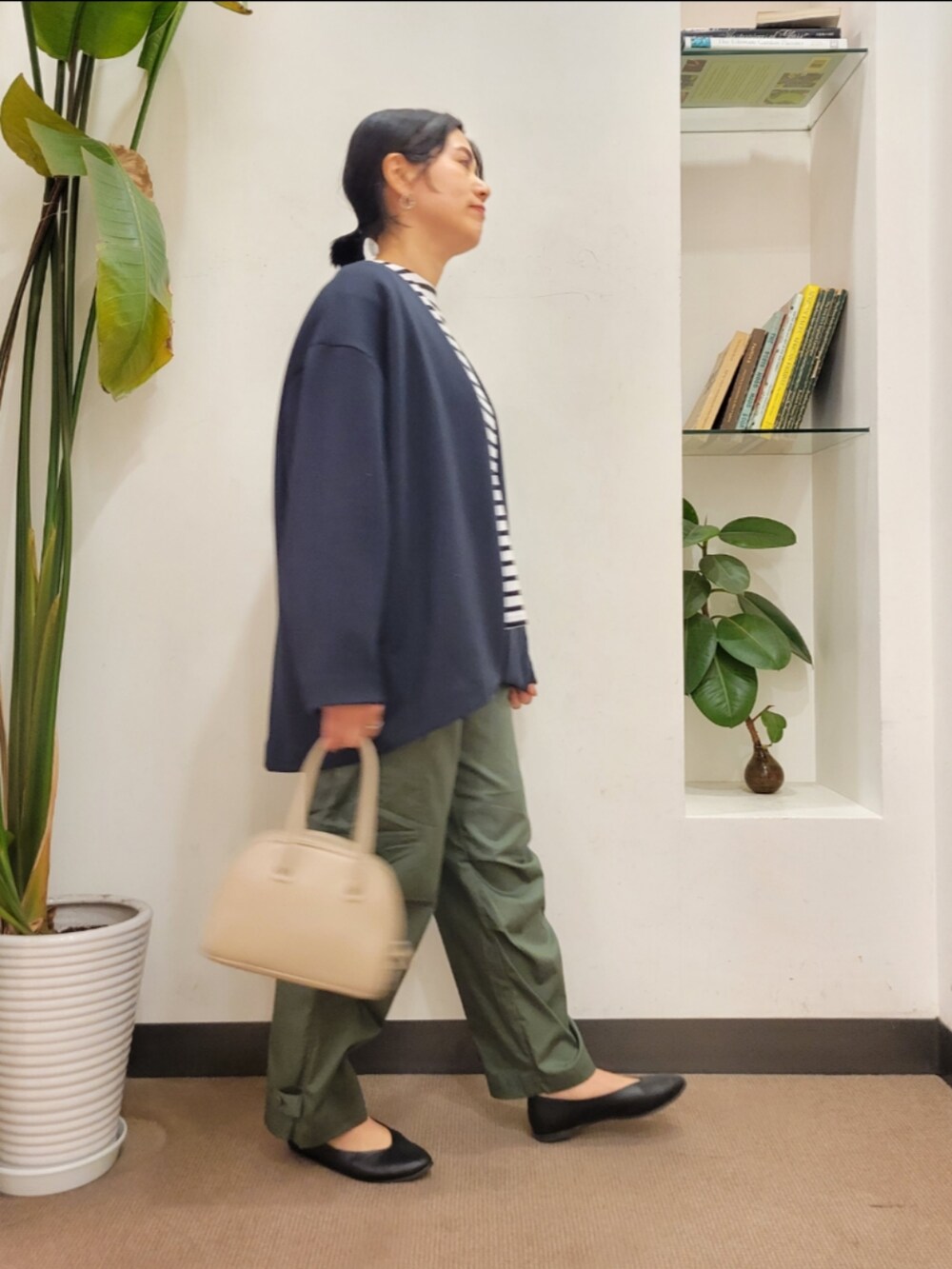 「ジャケット、ボーダー、カーゴパンツ、orcival、ノーカラージャケット、パンツスタイル、URBAN RESEARCH DOORS、アーバンリサーチドアーズ、オトナカジュアル、URBAN RESEARCH DOORS WOMENS」|「URBAN RESEARCH DOORSのVカットパンプス(パンプス、ブラック系)」を使った、emiinamiiさん(レディース・164cm)の春コーディネートの2枚目の写真