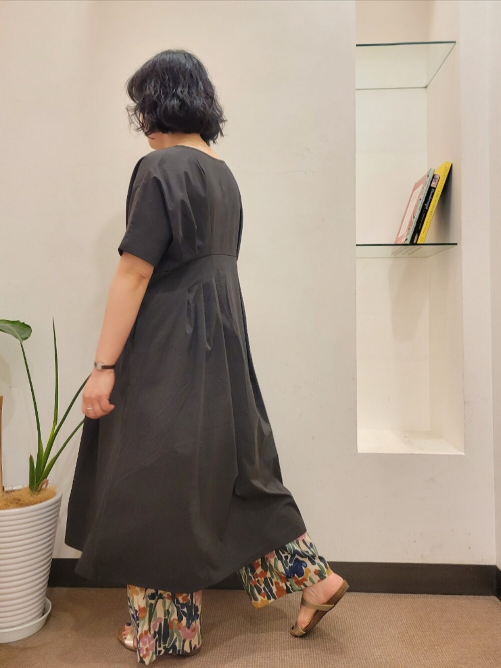 ブラック系のワンピース、ベージュ系のトートバッグ、グリーン系のその他パンツを着用したレディースの夏コーディネートの5枚目の写真