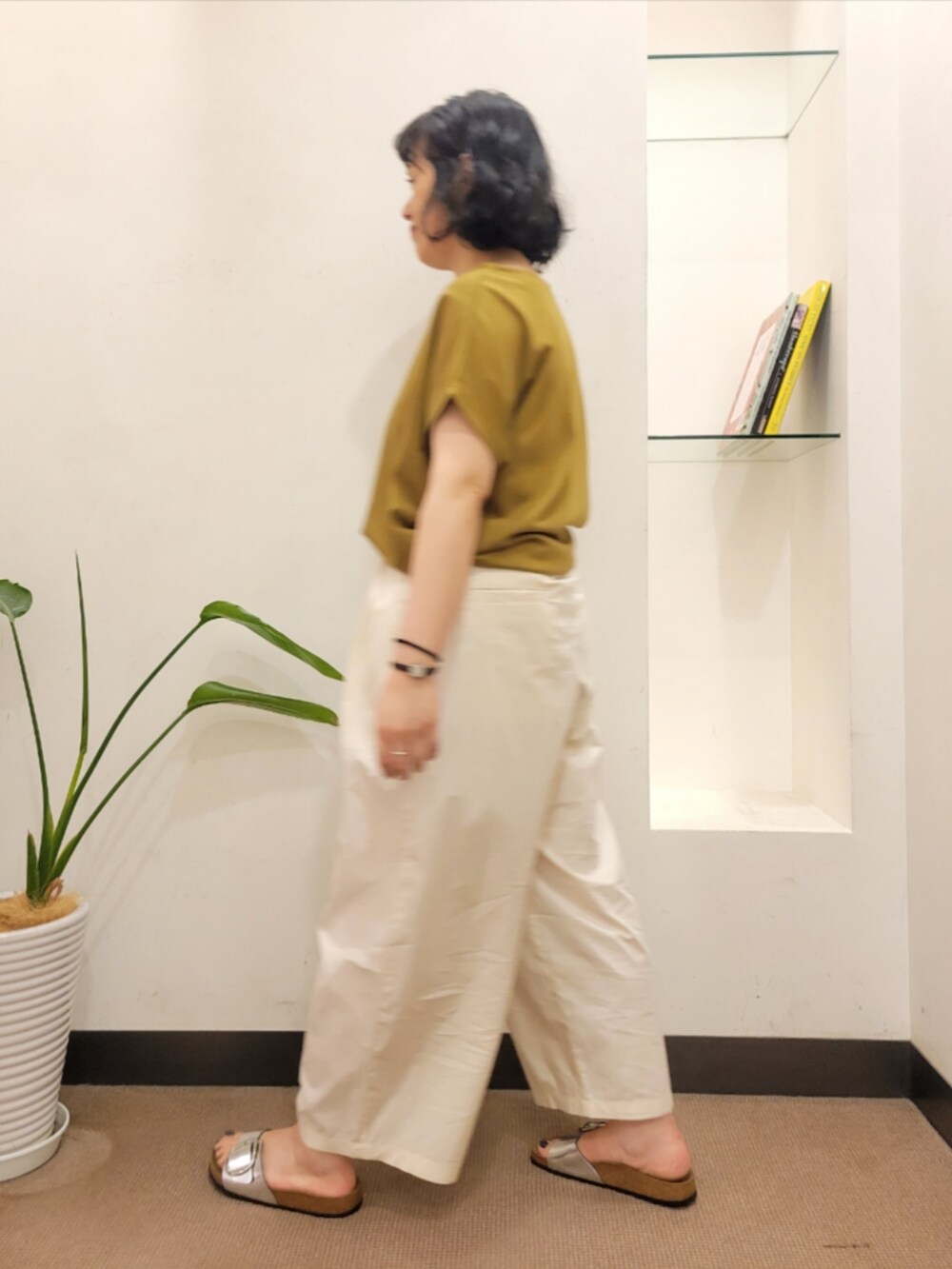 シルバー系のサンダル、グリーン系のTシャツ/カットソー、ホワイト系のその他パンツを着用したレディースの夏コーディネートの4枚目の写真