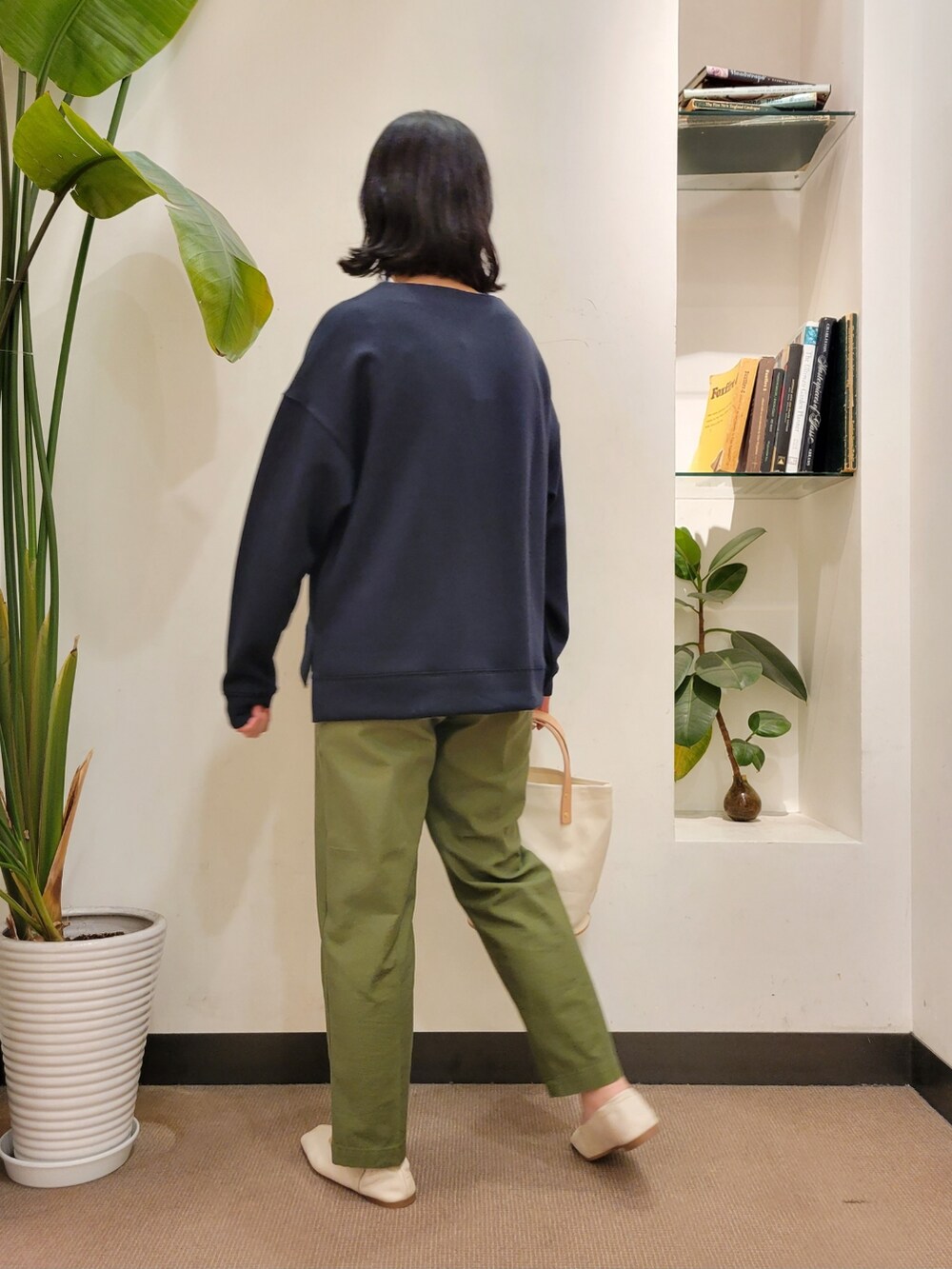 ホワイト系のトートバッグ、ベージュ系のパンプス、グリーン系のその他パンツを着用したレディースの春コーディネートの3枚目の写真
