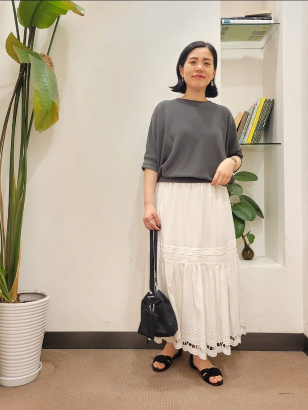 「スカート、Tシャツ、ドルマンスリーブ、サンダル、きれいめカジュアル、ティアードスカート、スカラップ、URBAN RESEARCH DOORS、アーバンリサーチドアーズ、URBAN RESEARCH DOORS WOMENS」|「URBAN RESEARCH DOORSのセパレートフラットサンダル(サンダル、ブラック系)」を使った、emiinamiiさん(レディース・164cm)の春コーディネートの2枚目の写真