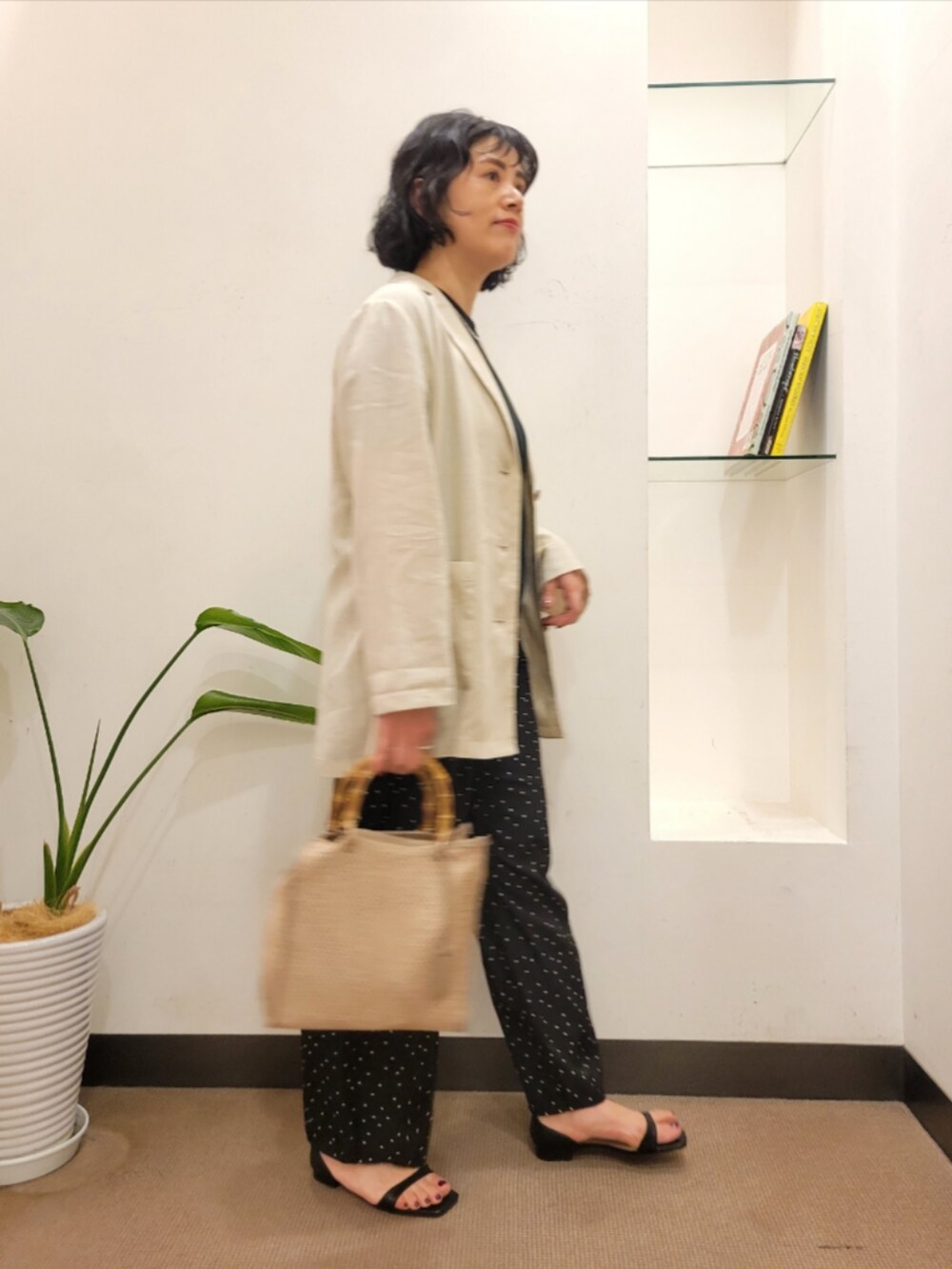 ブラック系のその他パンツ、ブラック系のTシャツ/カットソー、ベージュ系のその他アウターを着用したレディースの夏コーディネートの2枚目の写真