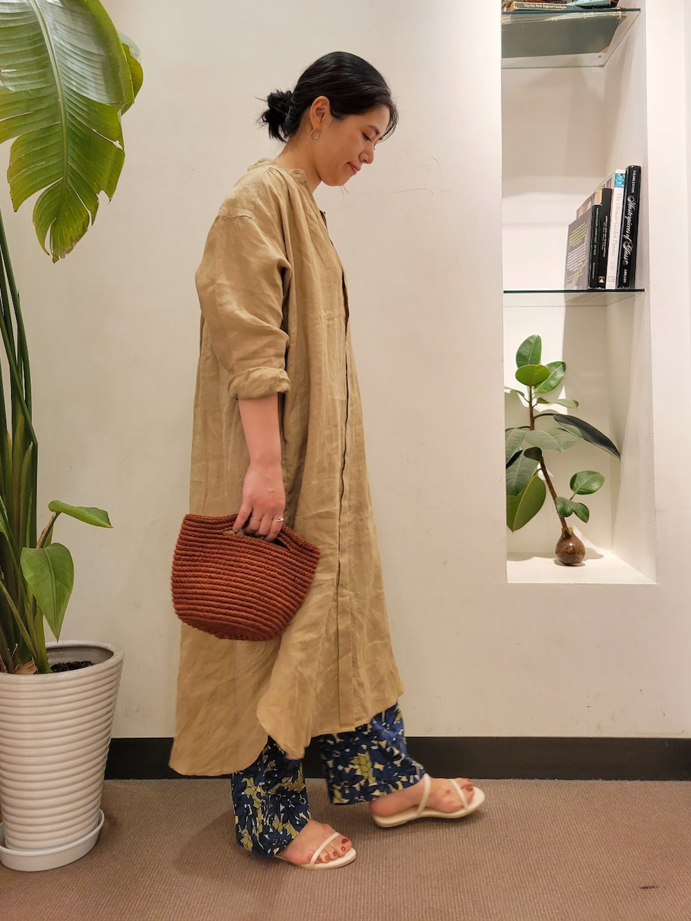 「レイヤードスタイル、柄スカート、リネン、フラワープリント、柄物、URBAN RESEARCH DOORS、リネンワンピース、アーバンリサーチドアーズ、かぐれ、URBAN RESEARCH DOORS WOMENS、ラクチンコーデ」｜「URBAN RESEARCH DOORSのダブルストラップサンダル（サンダル、ホワイト系）」を使った、emiinamiiさん（レディース・164cm）の夏コーディネートの2枚目の写真