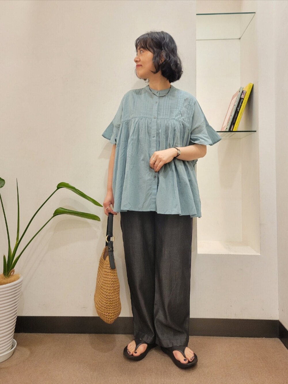 ブルー系のシャツ/ブラウス、ブラック系のデニムパンツ、ブラック系のサンダルを着用したレディースの夏コーディネートの2枚目の写真