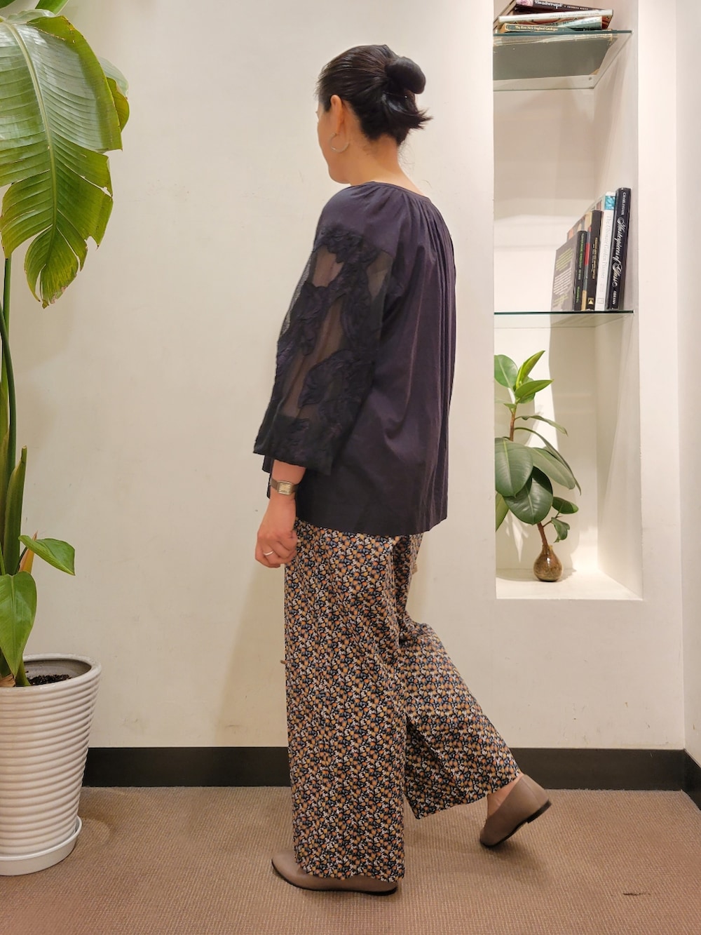 ベージュ系のパンプス、ベージュ系のショルダーバッグ、ブラック系のシャツ/ブラウスを着用したレディースの秋コーディネートの3枚目の写真