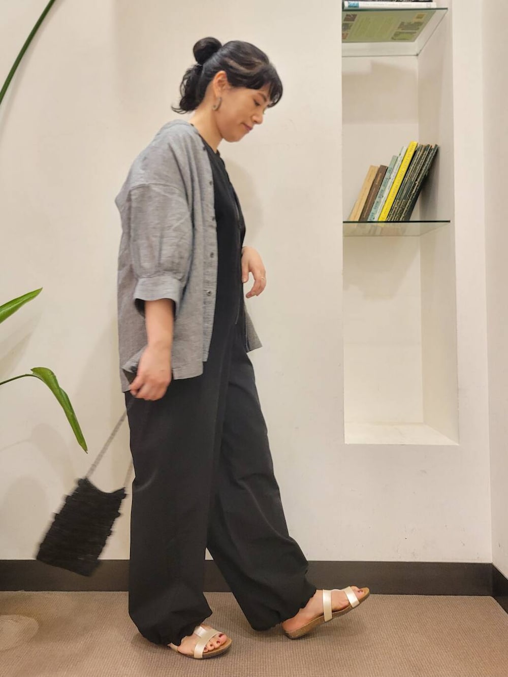 「シャツ、オールインワン、urbanresearchdoors、ママコーデ、サンダル、レイヤード、アーバンリサーチドアーズ、骨格ウェーブ、ウェーブxブルベ夏、ウェーブx高身長、着回し力抜群シャツ」｜「FORK&SPOONのFORK&SPOON　フロントジップオールインワン（つなぎ/オールインワン、ブラック系）」を使った、浪口　絵美さん（レディース・164cm）の夏コーディネートの3枚目の写真