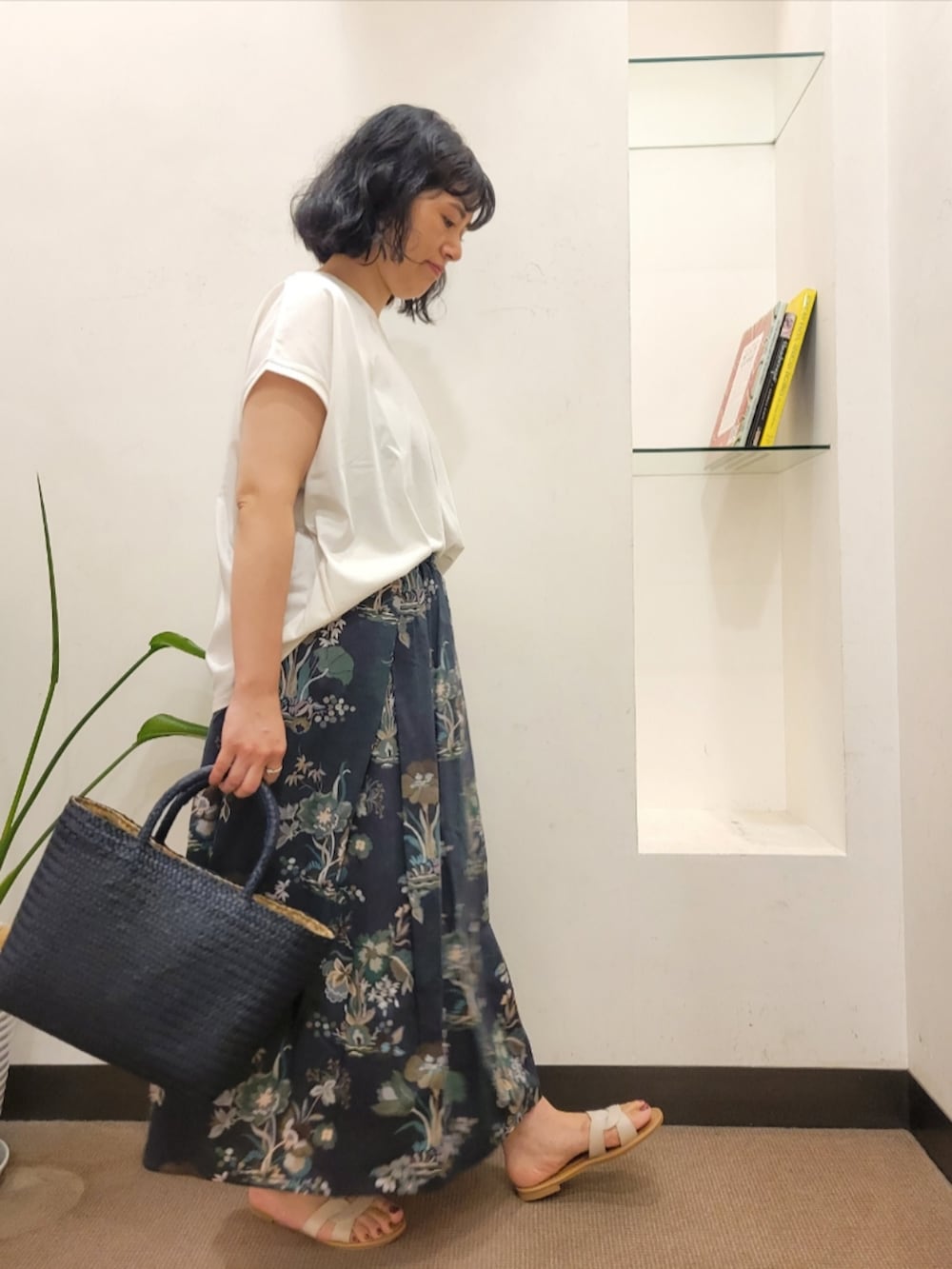 ブルー系のトートバッグ、ホワイト系のTシャツ/カットソー、ホワイト系のサンダルを着用したレディースの夏コーディネートの3枚目の写真