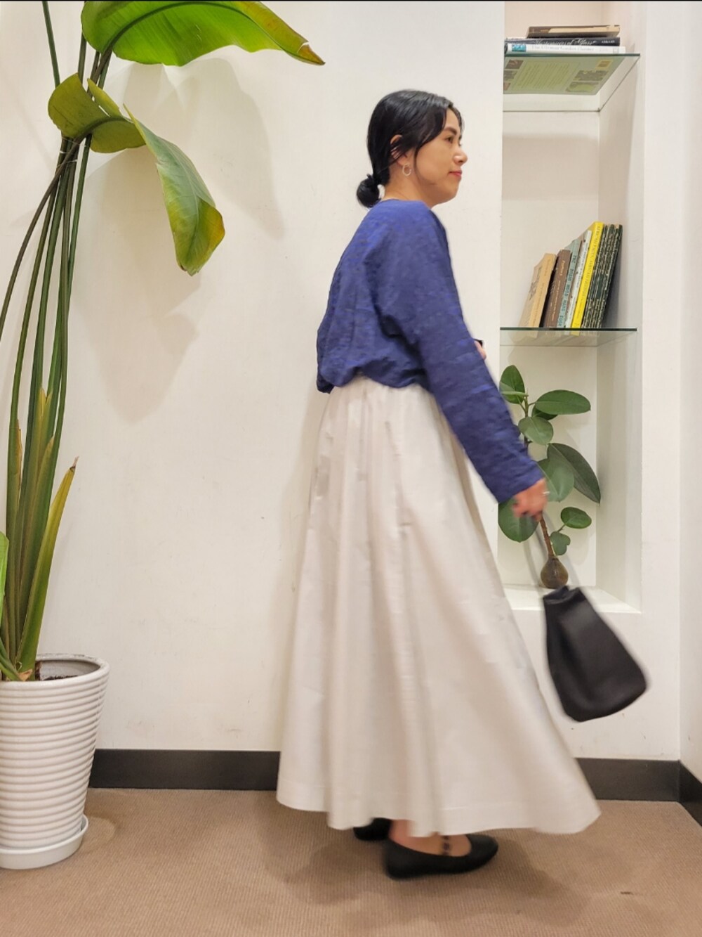 ブルー系のカーディガン/ボレロ、ブラック系のその他シューズ、グレー系のスカートを着用したレディースの秋コーディネートの3枚目の写真