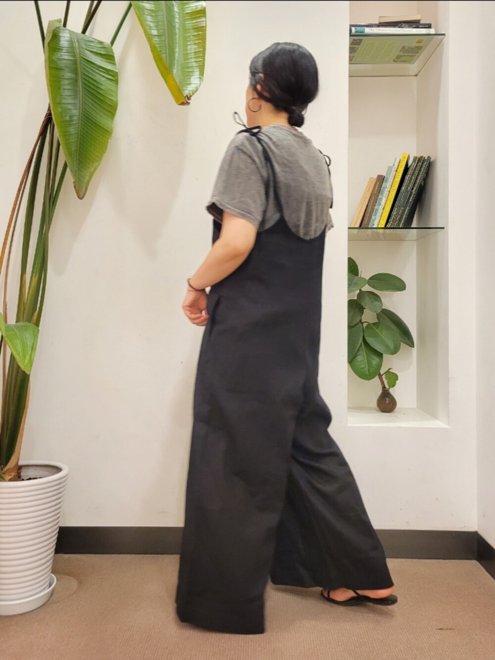 ブラック系のサンダル、その他のトートバッグ、ブラック系のサロペット/オーバーオールを着用したレディースの夏コーディネートの5枚目の写真