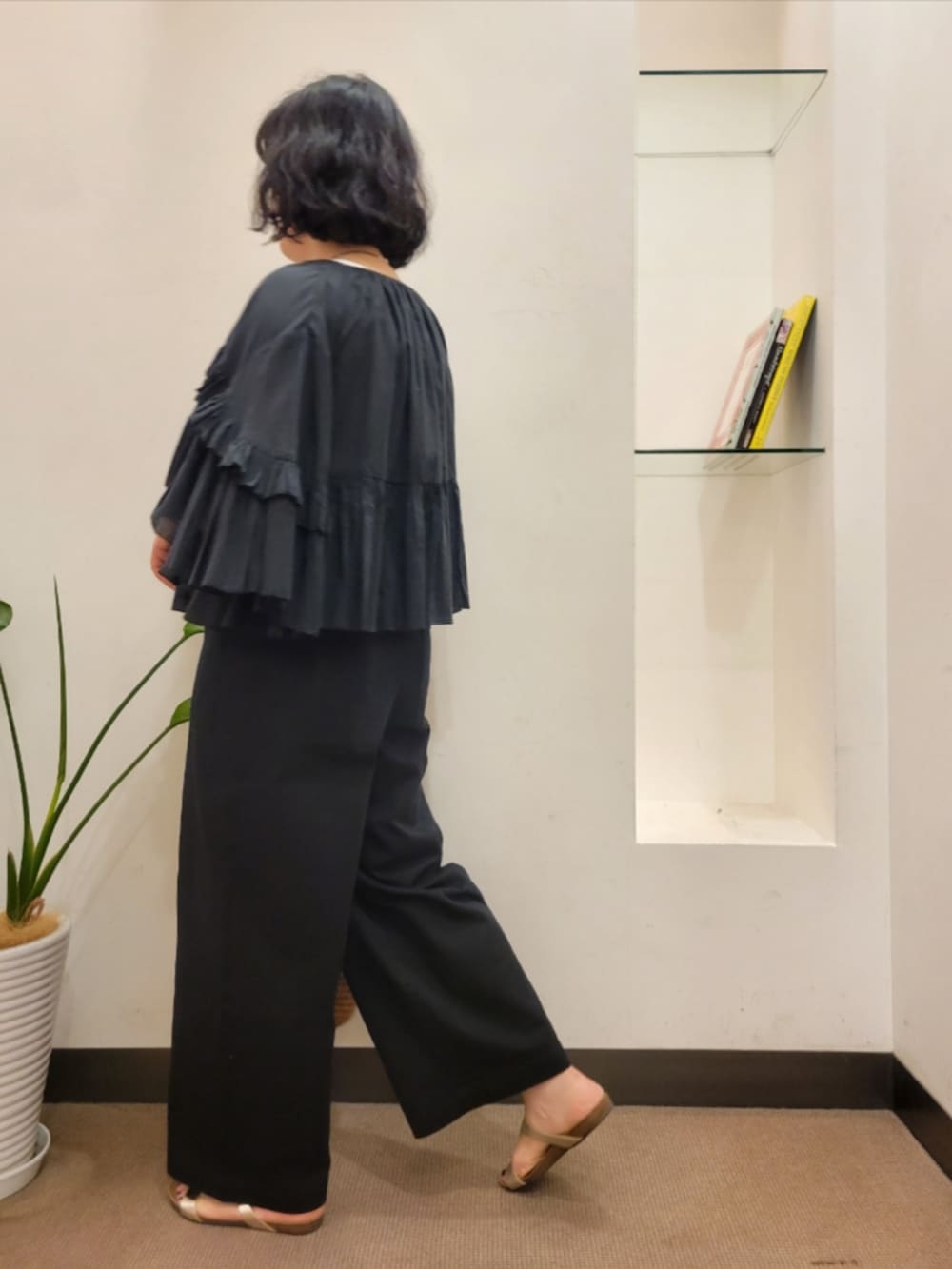 ホワイト系のタンクトップ、ブラック系のシャツ/ブラウス、イエロー系のトートバッグを着用したレディースの夏コーディネートの4枚目の写真