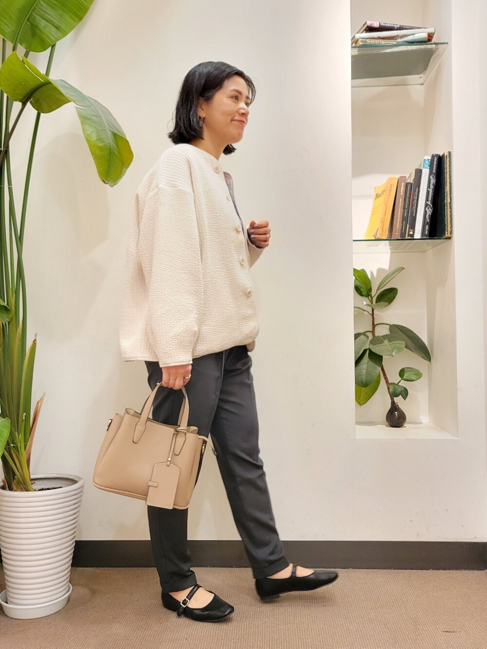 「テーパードパンツ、パープル、ママコーデ、ラクチンコーデ、URBAN RESEARCH DOORS、アーバンリサーチドアーズ、デザイントップス、URBAN RESEARCH DOORS WOMENS、キルトジャケット、はるコーデ」|「RODE SKOの『MADE IN JAPAN』スムースストラップバレエシューズ(バレエシューズ、ブラック系)」を使った、emiinamiiさん(レディース・164cm)の冬コーディネートの2枚目の写真