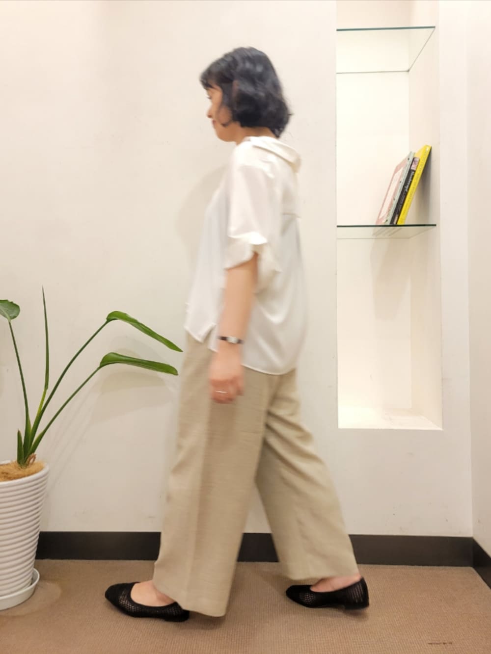 ホワイト系のシャツ/ブラウス、ベージュ系のその他パンツ、ブラック系のハンドバッグを着用したレディースの夏コーディネートの5枚目の写真
