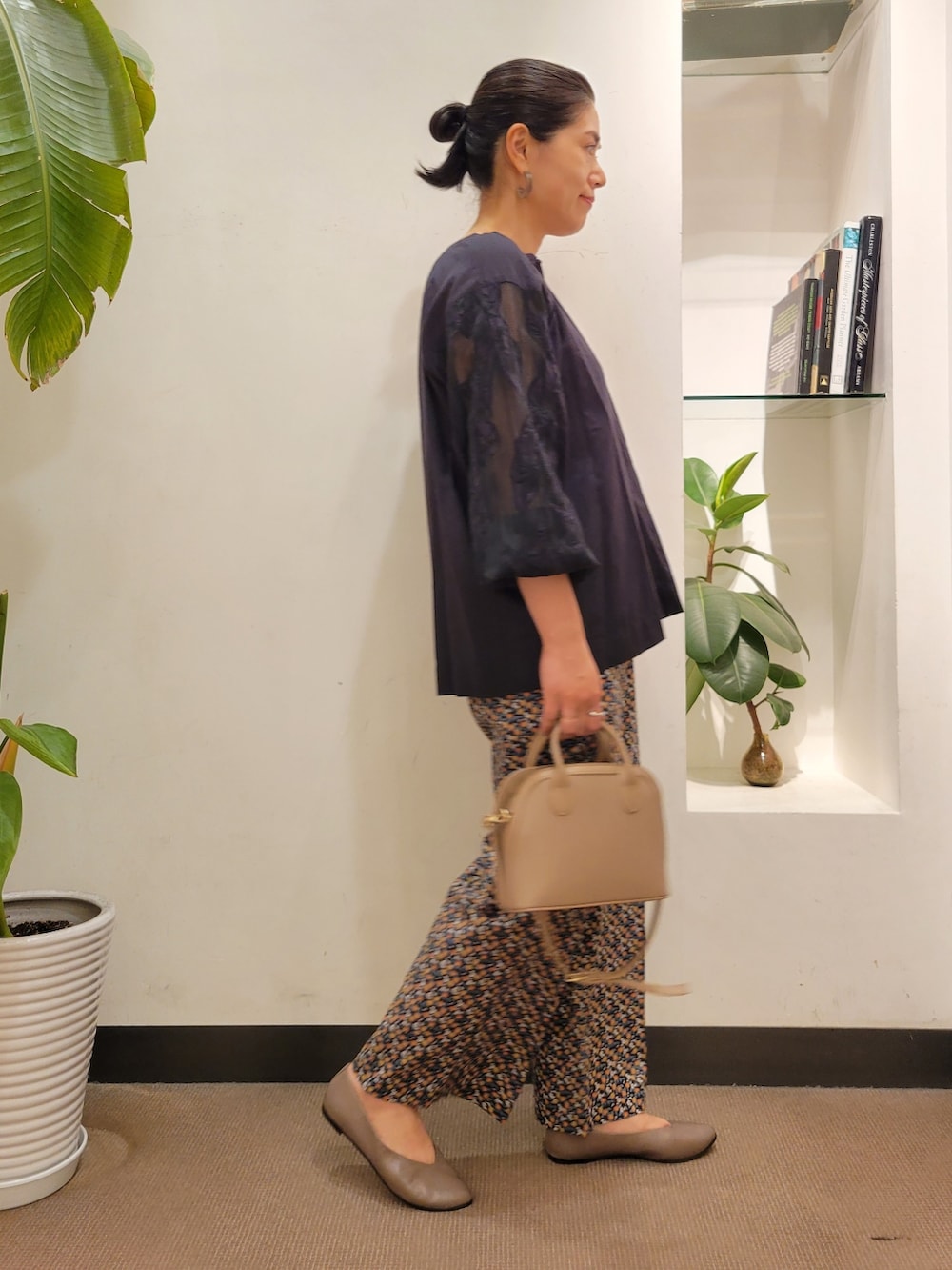 ベージュ系のパンプス、ベージュ系のショルダーバッグ、ブラック系のシャツ/ブラウスを着用したレディースの秋コーディネートの2枚目の写真