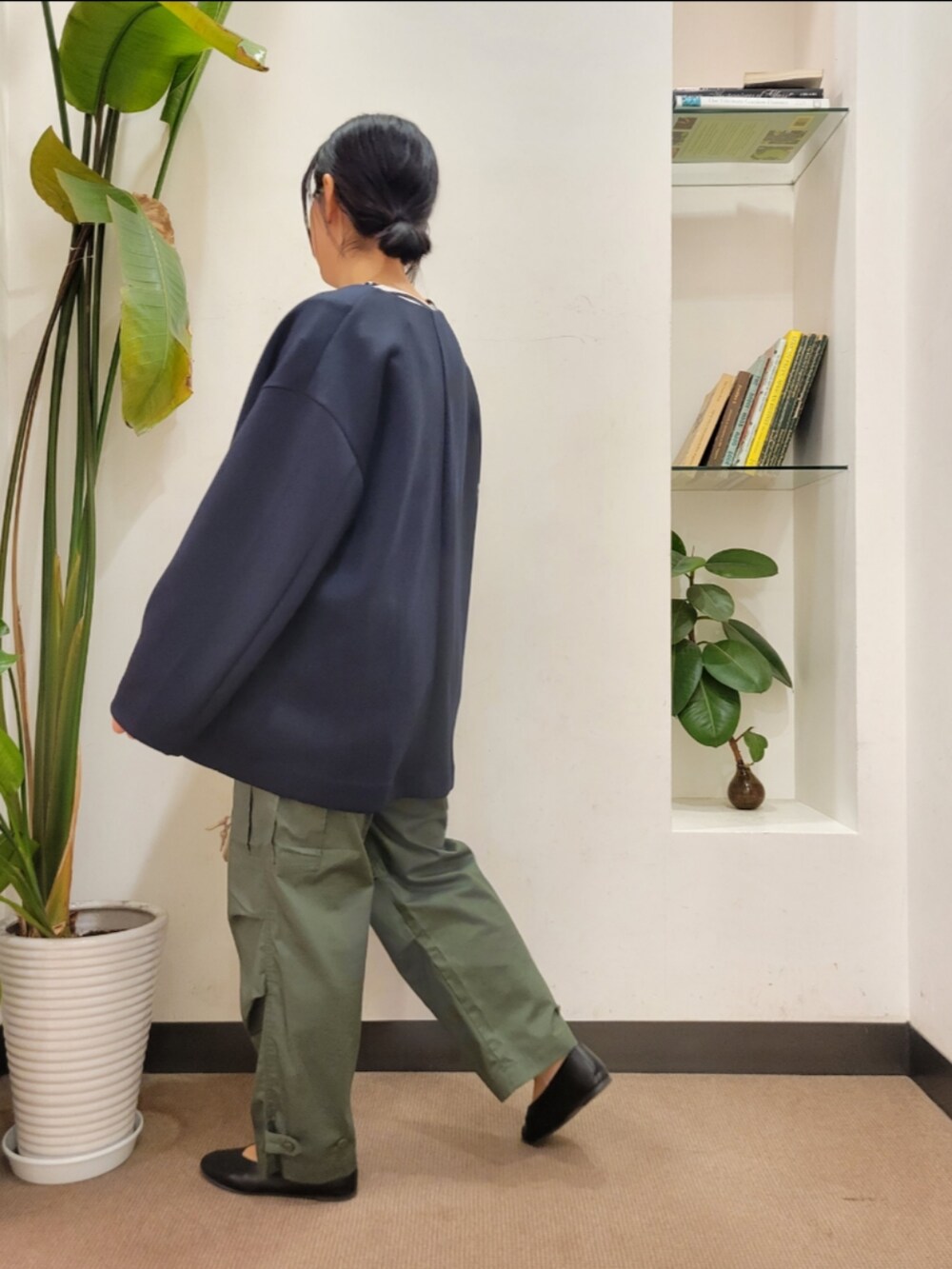 「ジャケット、ボーダー、カーゴパンツ、orcival、ノーカラージャケット、パンツスタイル、URBAN RESEARCH DOORS、アーバンリサーチドアーズ、オトナカジュアル、URBAN RESEARCH DOORS WOMENS」|「URBAN RESEARCH DOORSのVカットパンプス(パンプス、ブラック系)」を使った、emiinamiiさん(レディース・164cm)の春コーディネートの3枚目の写真