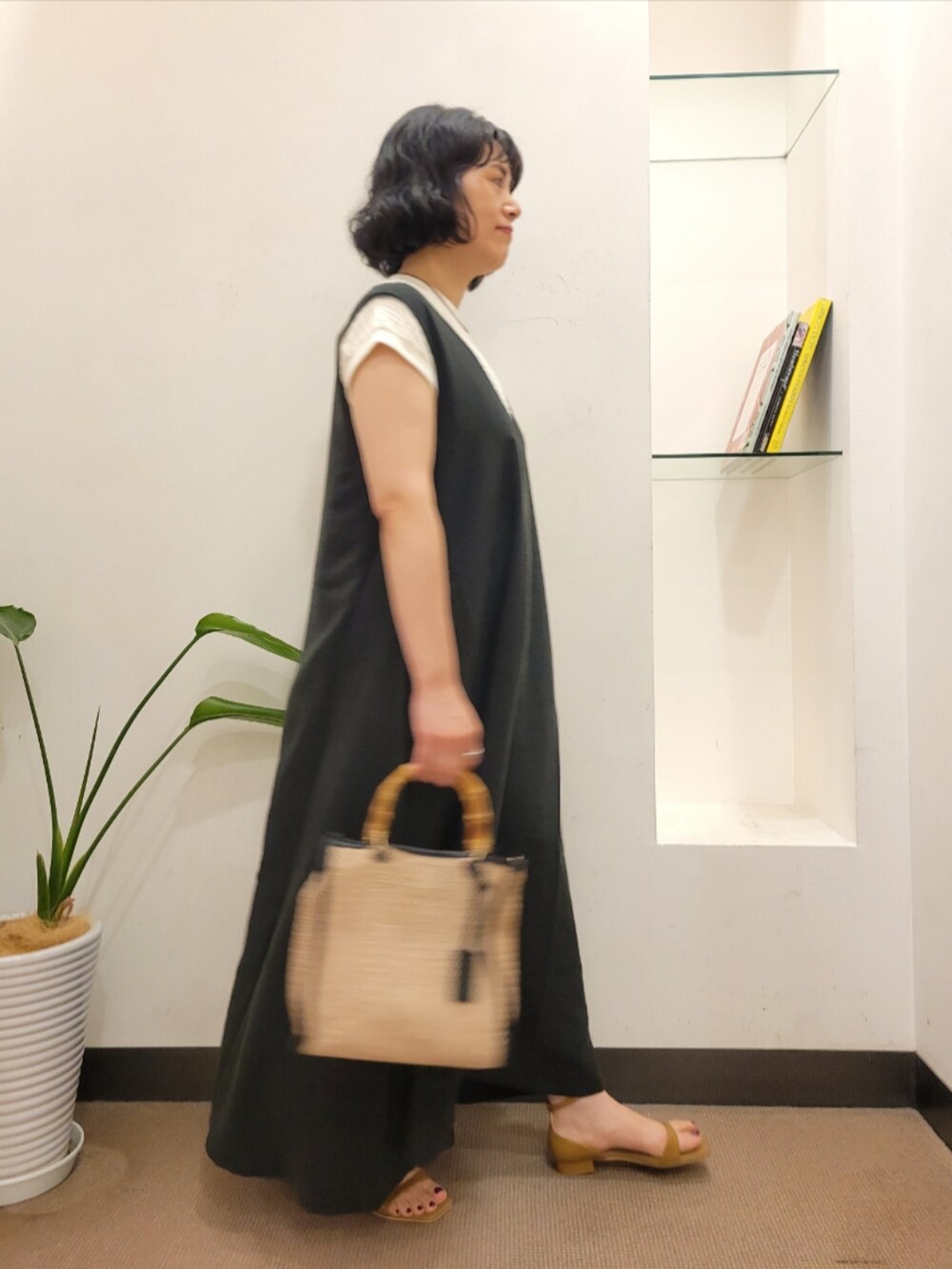 ホワイト系のTシャツ/カットソー、ブラック系のショルダーバッグ、イエロー系のサンダルを着用したレディースの夏コーディネートの4枚目の写真