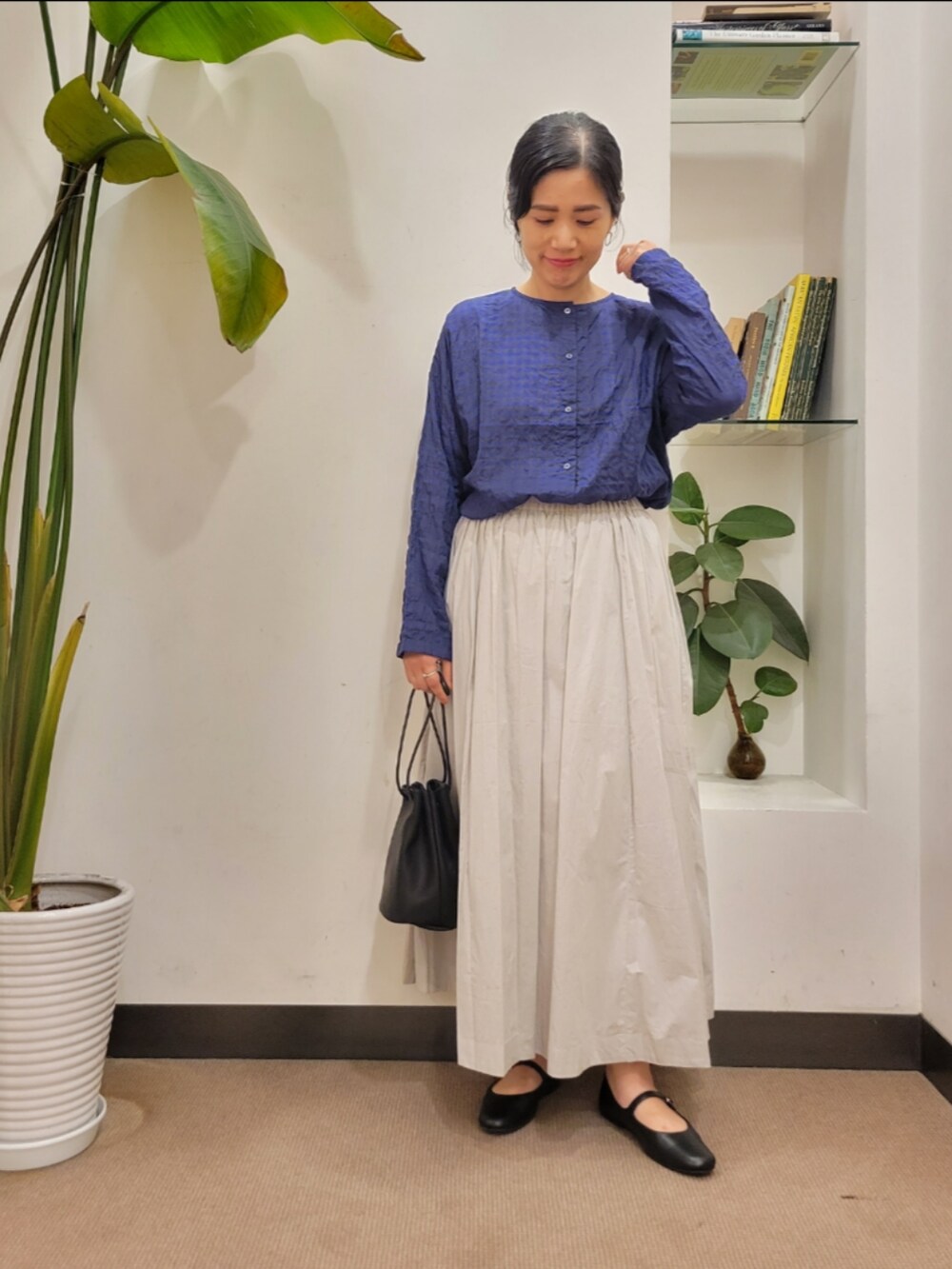 ブルー系のカーディガン/ボレロ、ブラック系のその他シューズ、グレー系のスカートを着用したレディースの秋コーディネートの2枚目の写真