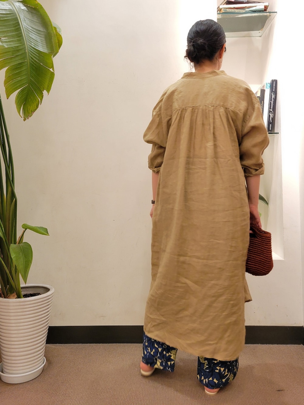 「レイヤードスタイル、柄スカート、リネン、フラワープリント、柄物、URBAN RESEARCH DOORS、リネンワンピース、アーバンリサーチドアーズ、かぐれ、URBAN RESEARCH DOORS WOMENS、ラクチンコーデ」｜「URBAN RESEARCH DOORSのダブルストラップサンダル（サンダル、ホワイト系）」を使った、emiinamiiさん（レディース・164cm）の夏コーディネートの3枚目の写真