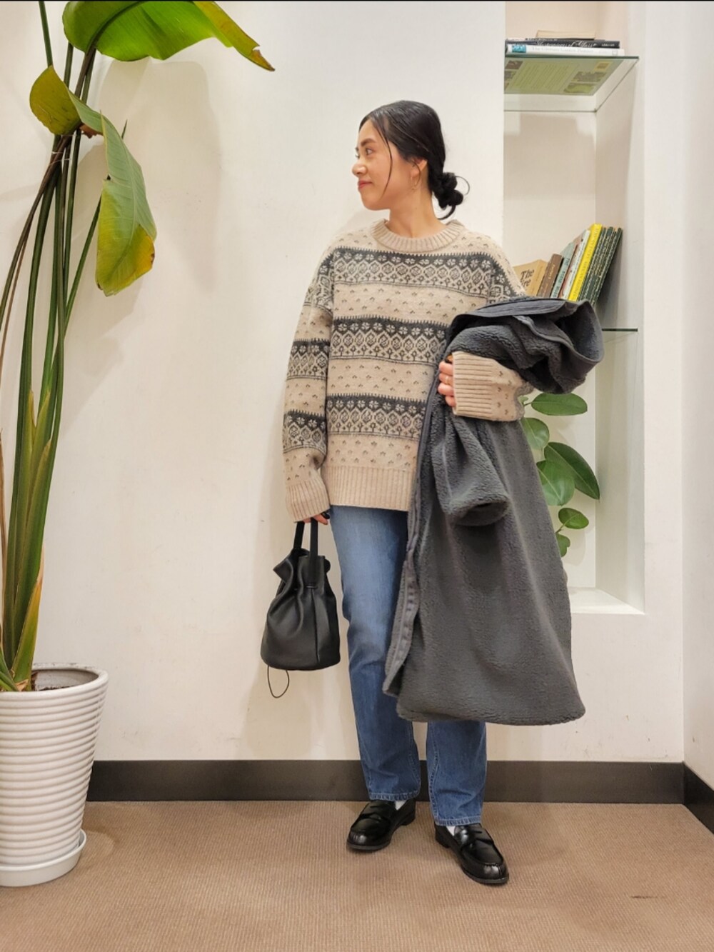 「ニット、デニム、別注、ジャガード、ゆるニット、ジムフレックス、URBAN RESEARCH DOORS、アーバンリサーチドアーズ、URBAN RESEARCH DOORS WOMENS、ボアコート」｜「URBAN RESEARCH DOORSの『佐藤栞里さん着用』クッションローファー（その他シューズ、ブラック系）」を使った、emiinamiiさん（レディース・164cm）の冬コーディネートの4枚目の写真
