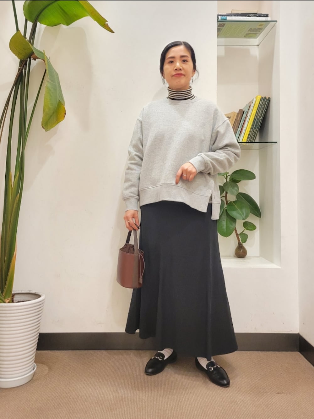 「スウェット、ニット、フレアスカート、ボーダー、ママコーデ、URBAN RESEARCH DOORS、アーバンリサーチドアーズ、おでかけコーデ、URBAN RESEARCH DOORS WOMENS、URTECH」｜「RODE SKOの『石川恋さん着用』『35～40サイズ展開』『MADE IN JAPAN』やわビットローファー（ローファー、ブラック系）」を使った、emiinamiiさん（レディース・164cm）の冬コーディネートの2枚目の写真