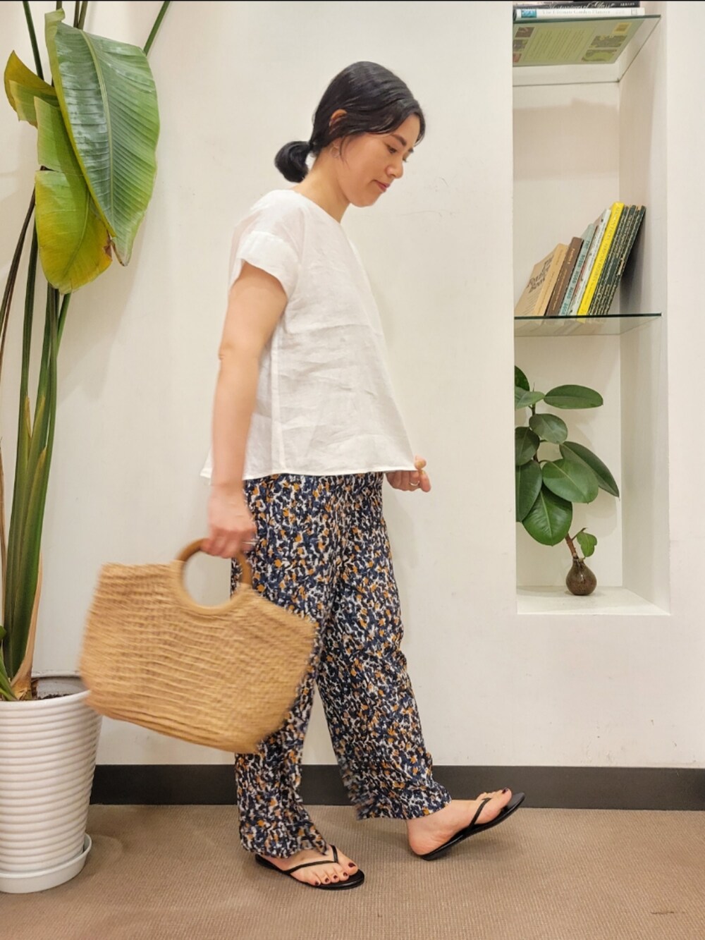 ブラック系のサンダル、ベージュ系のトートバッグ、ブルー系のその他パンツを着用したレディースの夏コーディネートの3枚目の写真