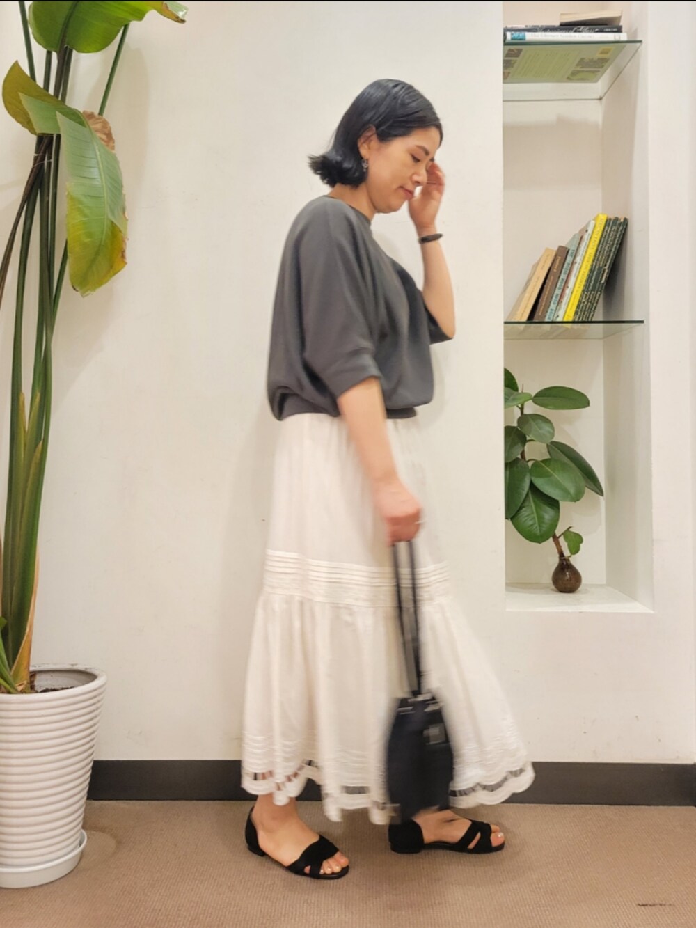 「スカート、Tシャツ、ドルマンスリーブ、サンダル、きれいめカジュアル、ティアードスカート、スカラップ、URBAN RESEARCH DOORS、アーバンリサーチドアーズ、URBAN RESEARCH DOORS WOMENS」|「URBAN RESEARCH DOORSのセパレートフラットサンダル(サンダル、ブラック系)」を使った、emiinamiiさん(レディース・164cm)の春コーディネートの3枚目の写真