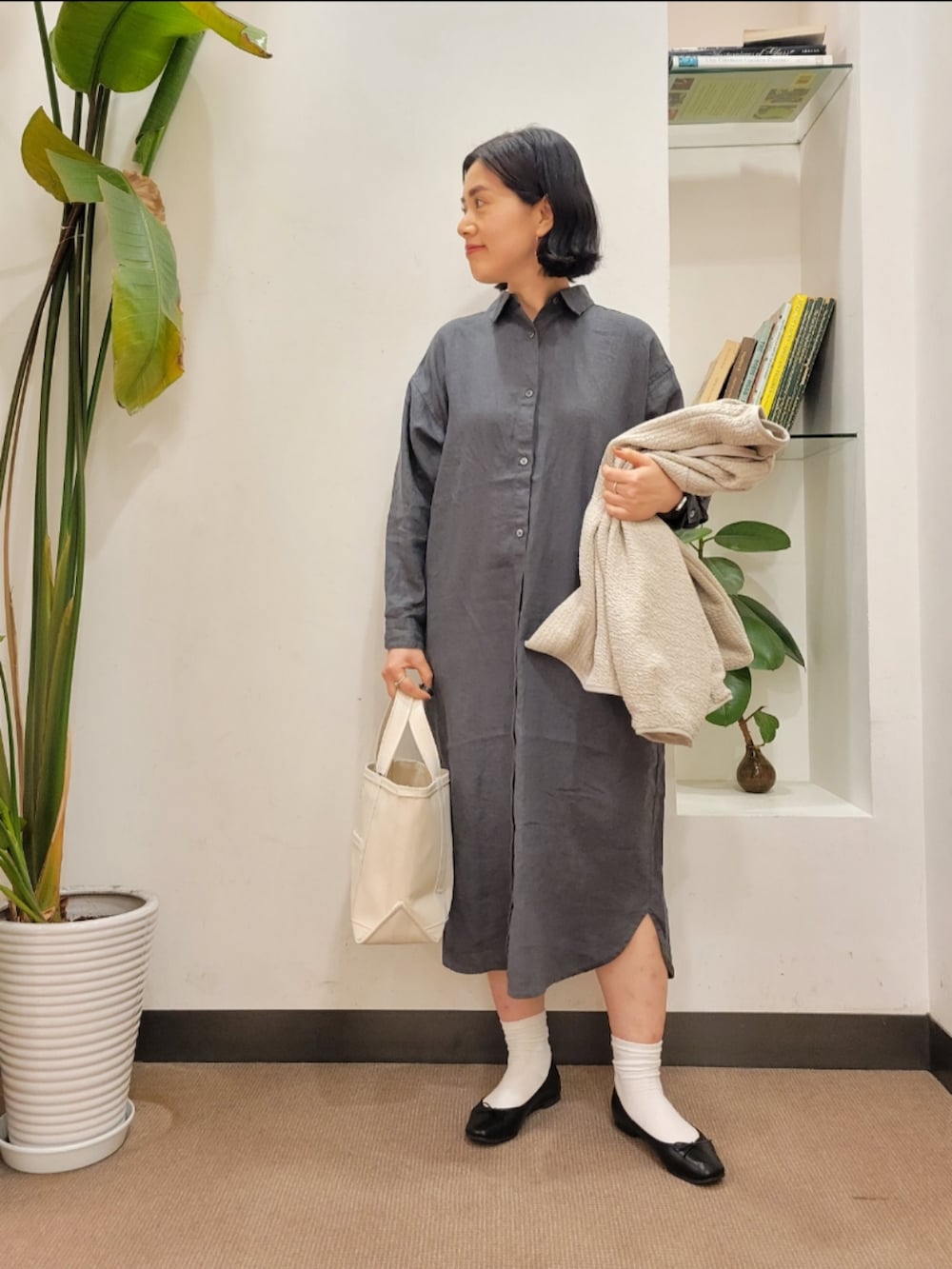 「ワンピース、キルティング、リネン、シャツワンピ、春アウター、シンプルコーデ、URBAN RESEARCH DOORS、アーバンリサーチドアーズ、URBAN RESEARCH DOORS WOMENS、キルトジャケット」｜「URBAN RESEARCH DOORSのやわらかバレエシューズ（パンプス、ブラック系）」を使った、emiinamiiさん（レディース・164cm）の春コーディネートの4枚目の写真