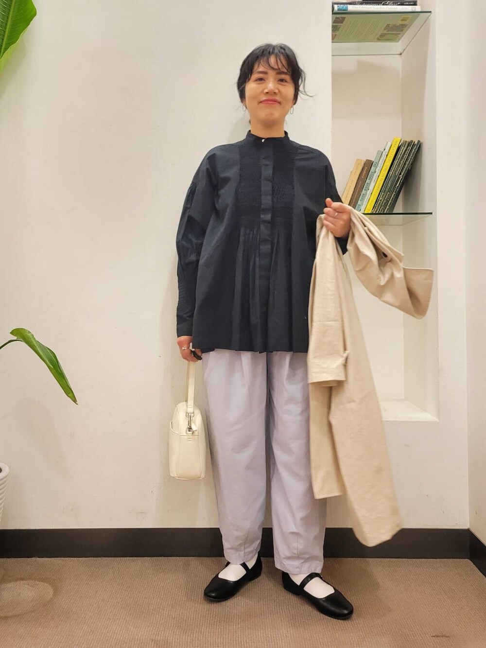 「urbanresearchdoors、イージーパンツ、ママコーデ、ブラウス、おでかけ、かぐれ、ロングコート、アーバンリサーチドアーズ、カラーコーデ、骨格ウェーブ、ウェーブxブルベ夏、ウェーブx高身長、ブラウスが主役の春コーデ」|「URBAN RESEARCH DOORSの2WAYスクエアショルダーバッグ(ショルダーバッグ、ホワイト系)」を使った、emiinamiiさん(レディース・164cm)の春コーディネートの4枚目の写真