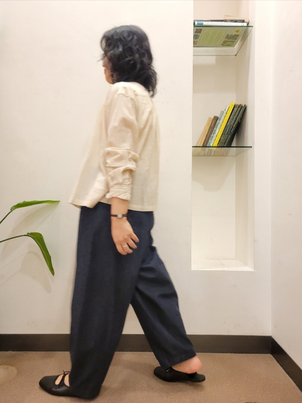 レッド系のショルダーバッグ、ホワイト系のTシャツ/カットソー、ブラック系のサンダルを着用したレディースの秋コーディネートの5枚目の写真