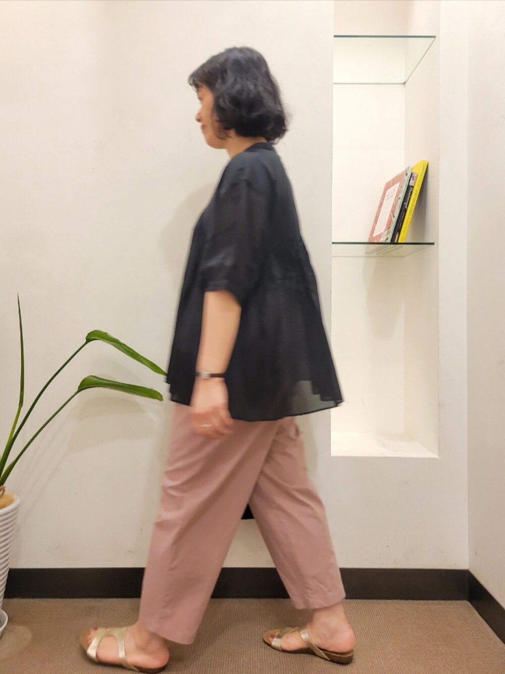 ブラウン系のトートバッグ、ブラック系のシャツ/ブラウス、ゴールド系のサンダルを着用したレディースの夏コーディネートの5枚目の写真