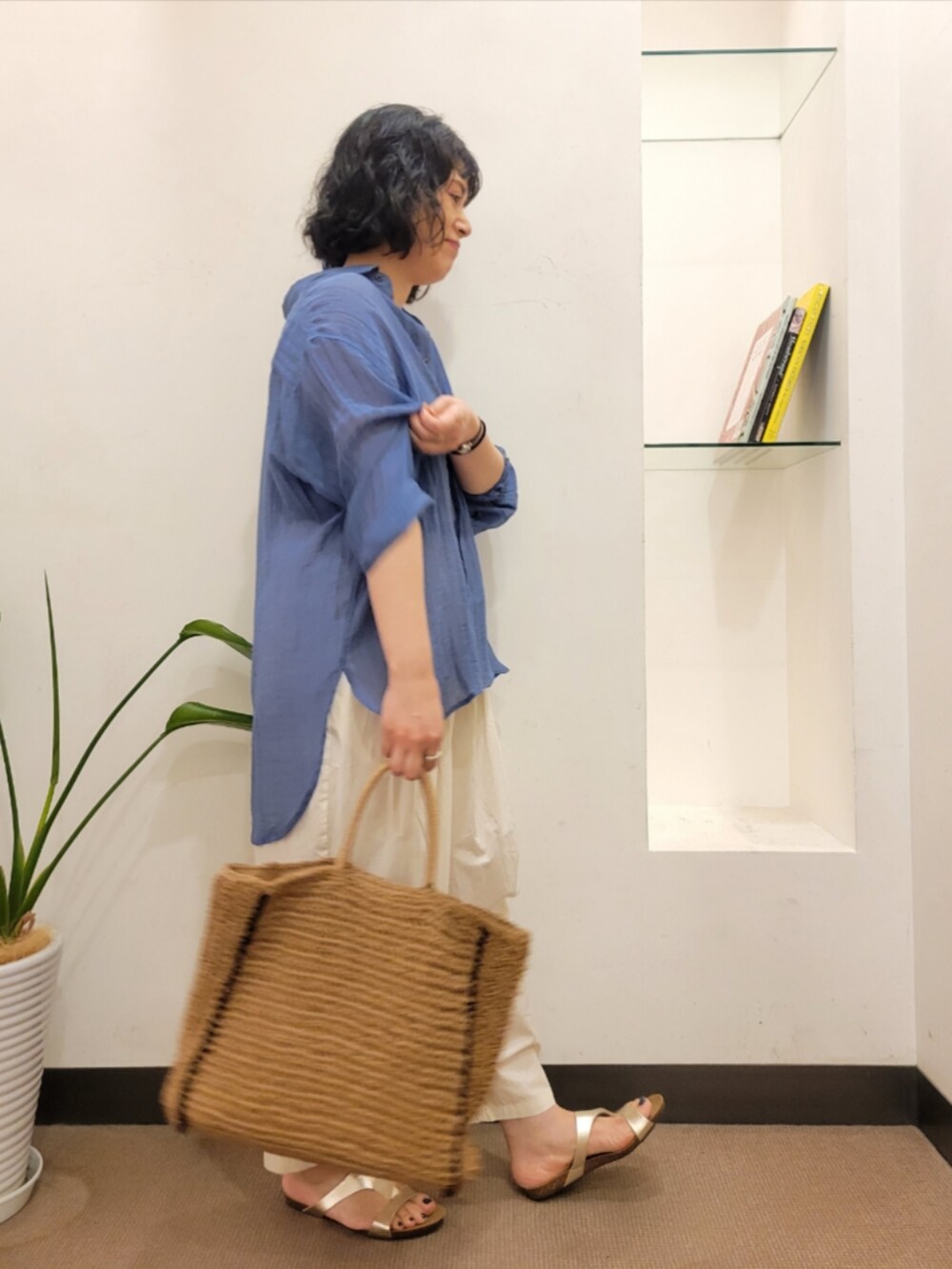 ホワイト系のその他パンツ、ブルー系のシャツ/ブラウス、ベージュ系のトートバッグを着用したレディースの夏コーディネートの4枚目の写真