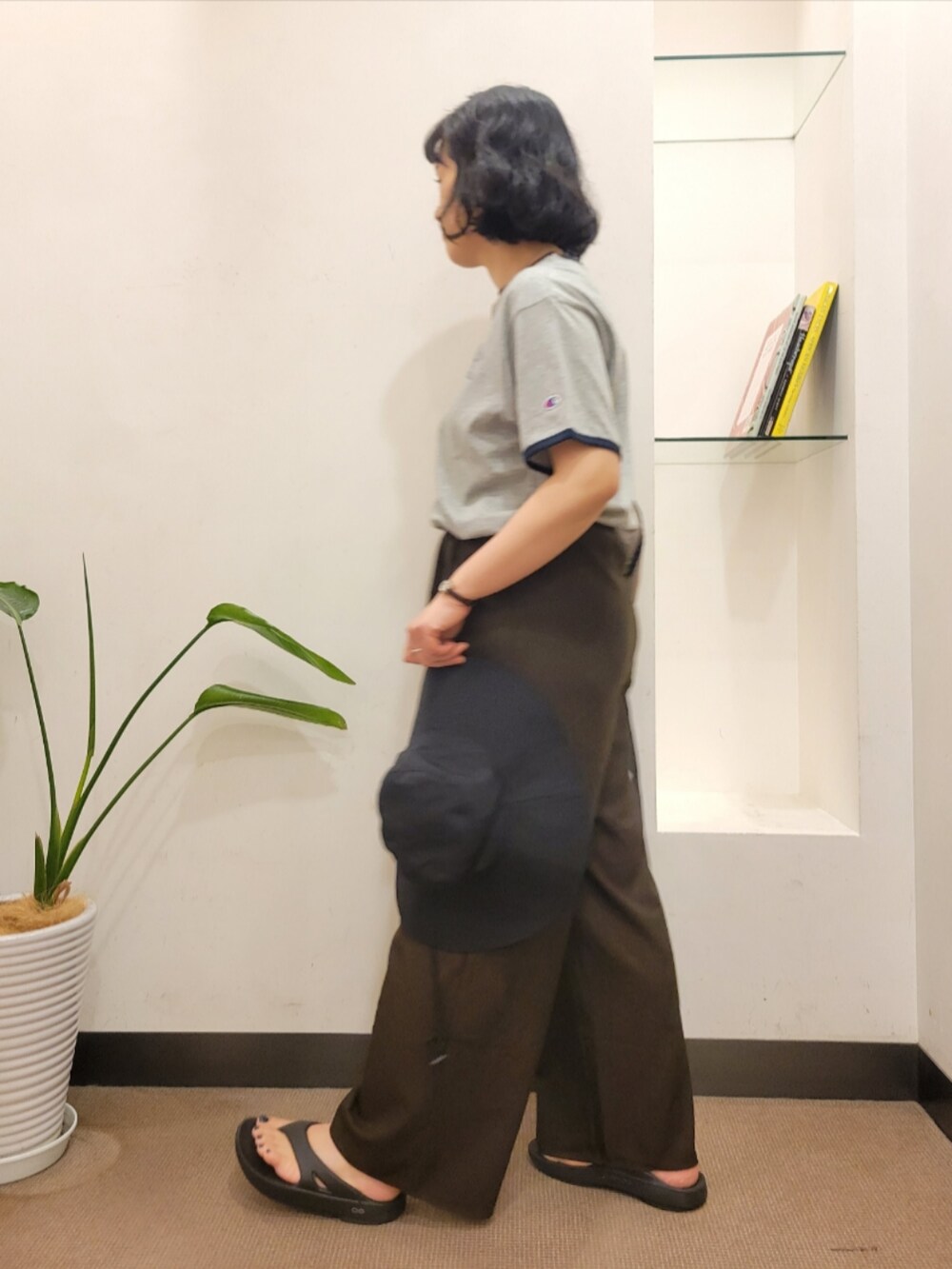 ベージュ系のバックパック/リュック、グレー系のTシャツ/カットソー、ブラウン系のその他パンツを着用したレディースの夏コーディネートの5枚目の写真