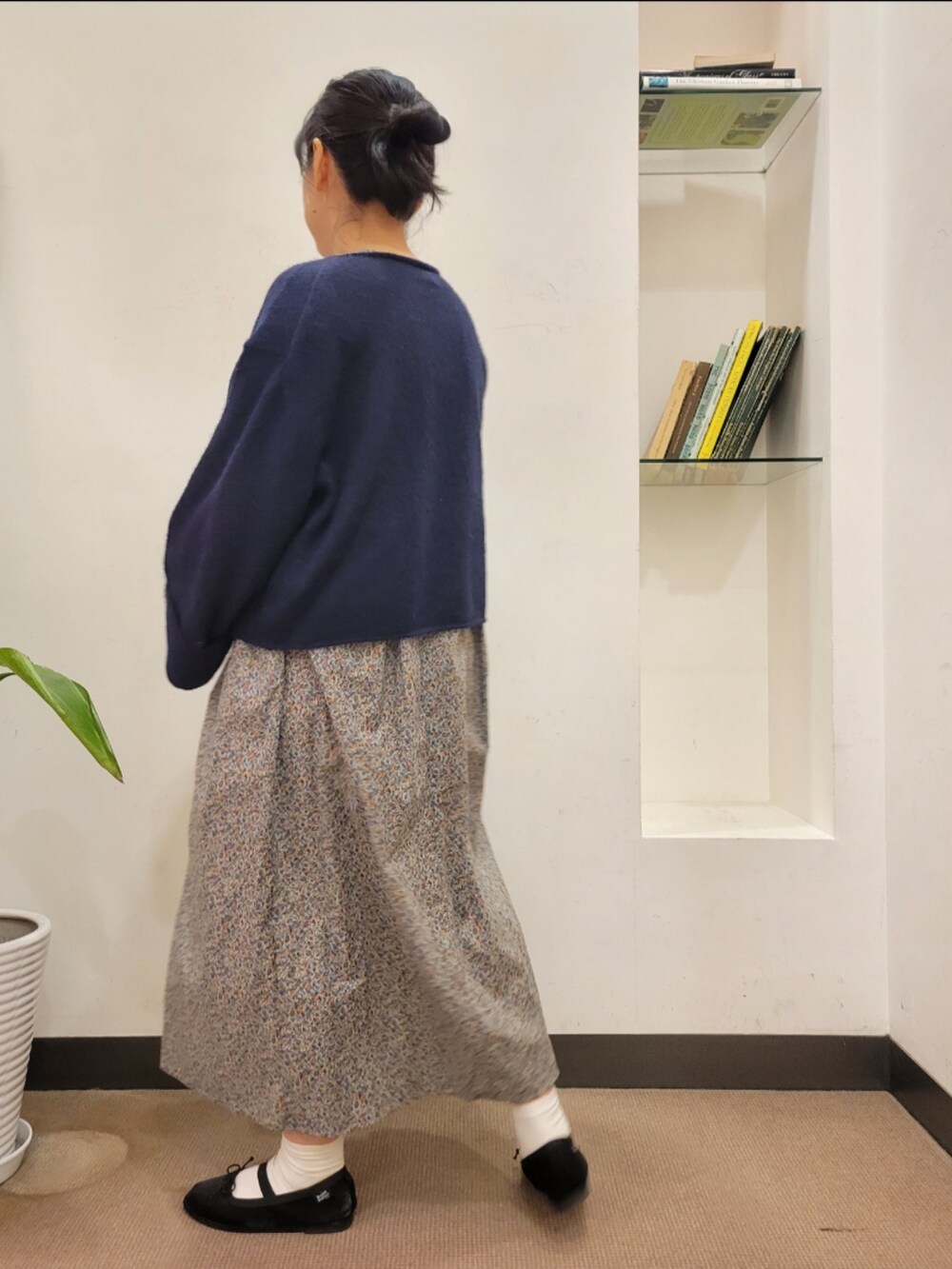 ブラック系のバレエシューズ、シルバー系のショルダーバッグ、グレー系のワンピースを着用したレディースの冬コーディネートの4枚目の写真