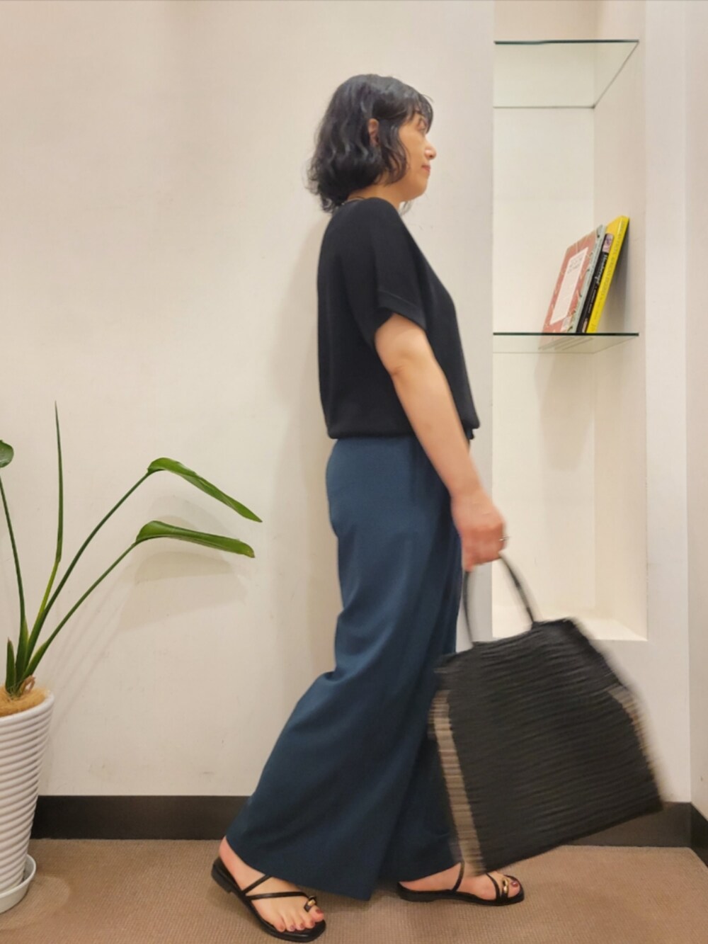 ブラック系のトートバッグ、グリーン系のその他パンツ、ブラック系のニット/セーターを着用したレディースの夏コーディネートの4枚目の写真