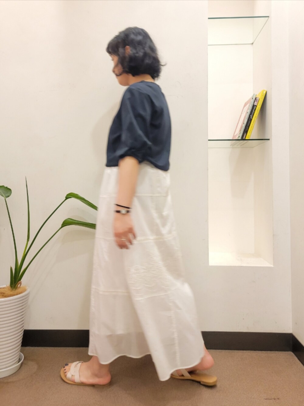 ブルー系のTシャツ/カットソー、ホワイト系のスカート、イエロー系のかごバッグを着用したレディースの夏コーディネートの5枚目の写真