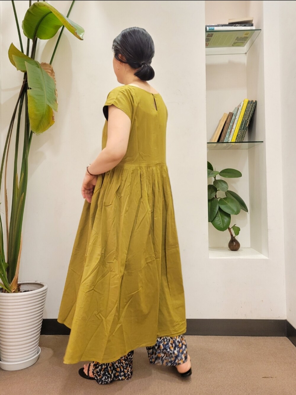 「ワンピース、柄パンツ、レイヤードスタイル、リバーシブル、イージーパンツ、ラクチンコーデ、URBAN RESEARCH DOORS、アーバンリサーチドアーズ、おでかけコーデ、URBAN RESEARCH DOORS WOMENS」|「URBAN RESEARCH DOORSのソフトハンドルカゴバッグ(ハンドバッグ、ブラック系)」を使った、emiinamiiさん(レディース・164cm)の春コーディネートの4枚目の写真