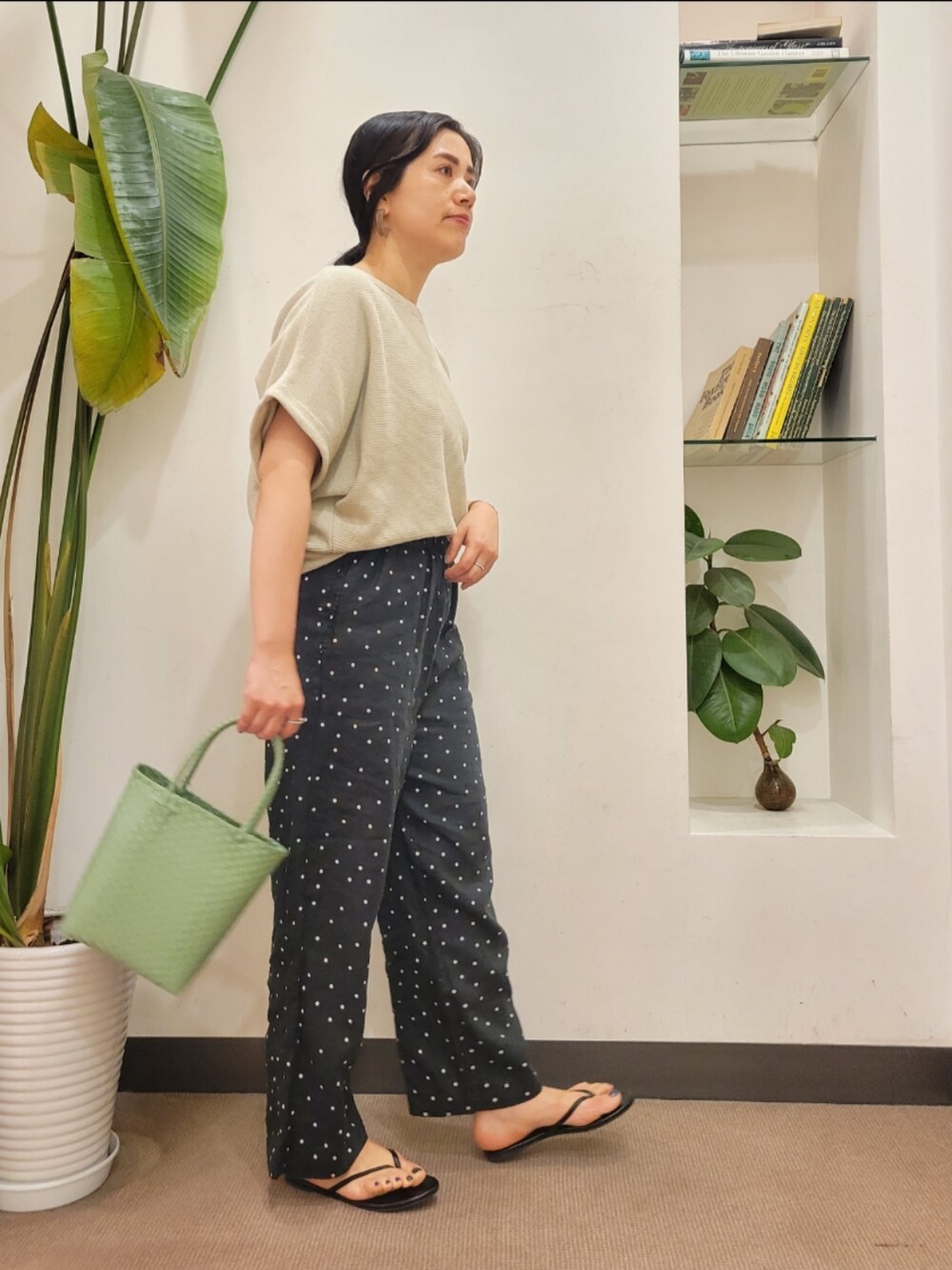 ブラック系のサンダル、グリーン系のトートバッグ、ブラック系のその他パンツを着用したレディースの夏コーディネートの4枚目の写真