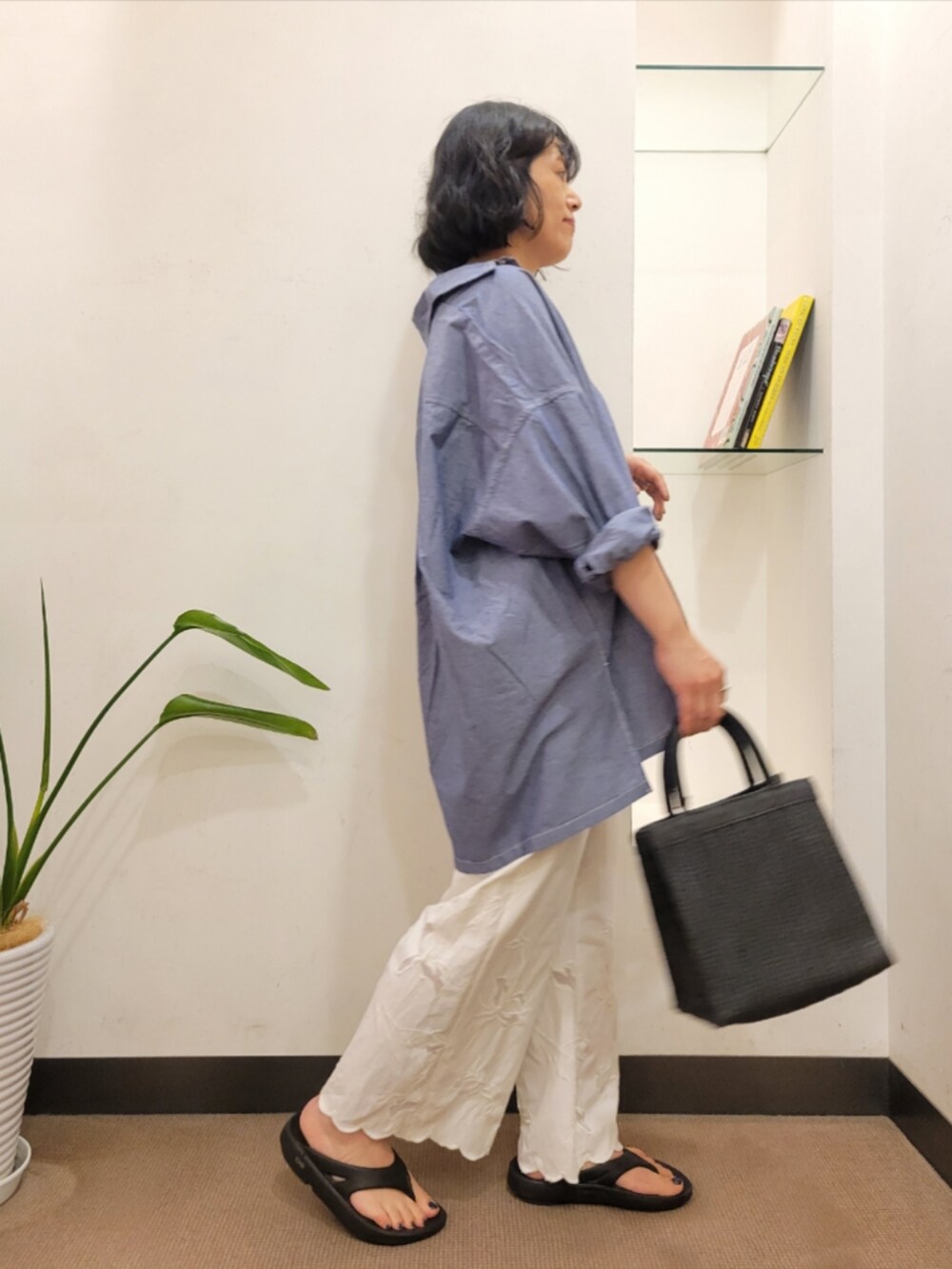 ホワイト系のその他パンツ、ブルー系のシャツ/ブラウス、ブラック系のハンドバッグを着用したレディースの夏コーディネートの4枚目の写真