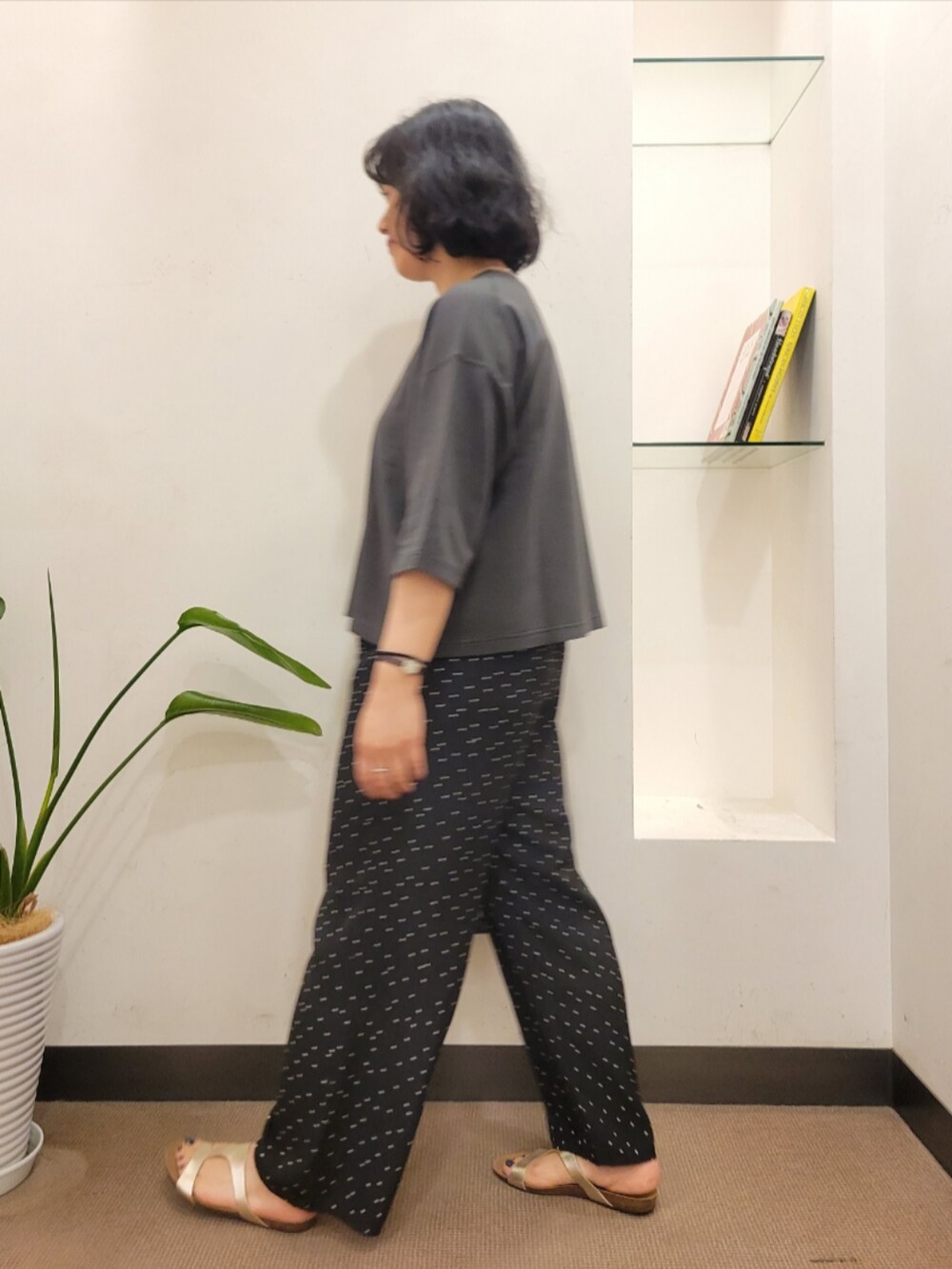 ブラック系のその他パンツ、ゴールド系のサンダル、ブラック系のショルダーバッグを着用したレディースの夏コーディネートの4枚目の写真