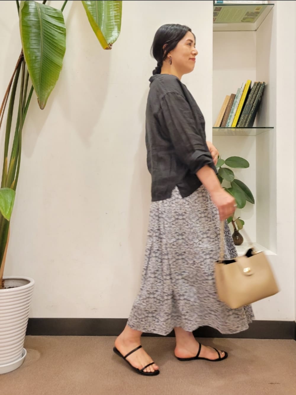 「スカート、柄スカート、シャツスタイル、リバティ、URBAN RESEARCH DOORS、アーバンリサーチドアーズ、おでかけコーデ、かぐれ、URBAN RESEARCH DOORS WOMENS、シアートップス」|「URBAN RESEARCH DOORSのダブルストラップサンダル(サンダル、ブラック系)」を使った、emiinamiiさん(レディース・164cm)の夏コーディネートの3枚目の写真