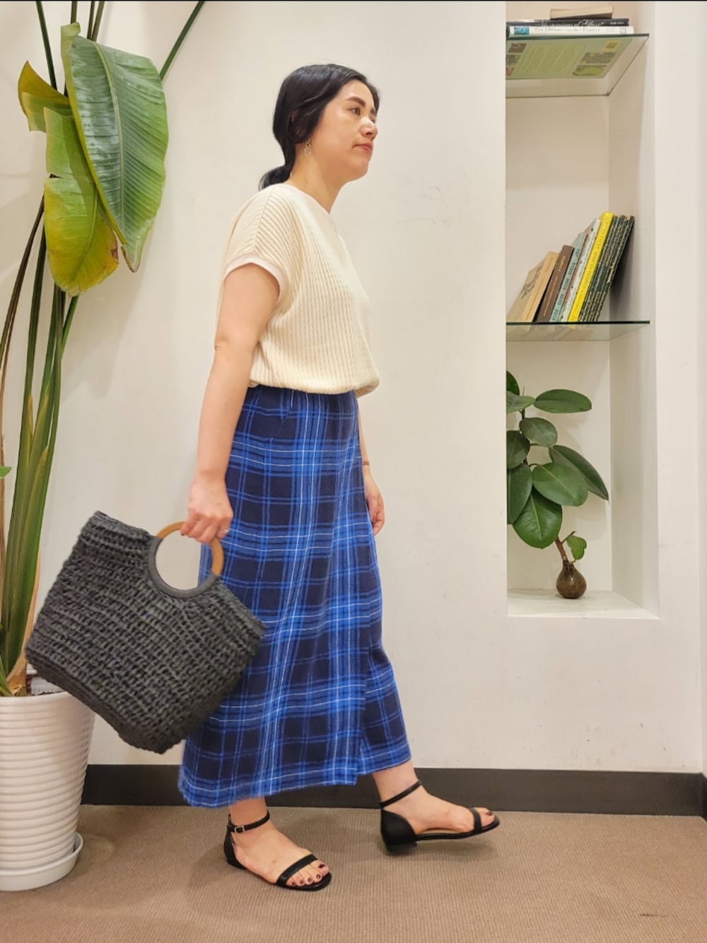 「チェック、カットソー、タイトスカート、きれいめカジュアル、サーマル、URBAN RESEARCH DOORS、アーバンリサーチドアーズ、おでかけコーデ、フレンチスリーブ、URBAN RESEARCH DOORS WOMENS」｜「URBAN RESEARCH DOORSのアンクルストラップサンダル（サンダル、ブラック系）」を使った、emiinamiiさん（レディース・164cm）の夏コーディネートの4枚目の写真