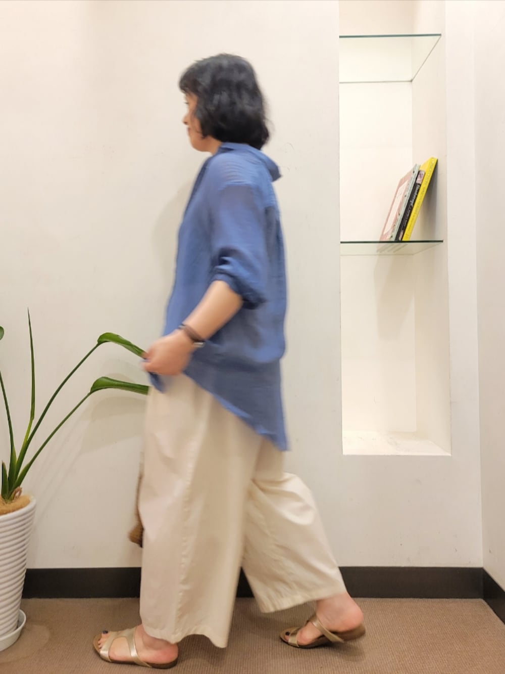 ホワイト系のその他パンツ、ブルー系のシャツ/ブラウス、ベージュ系のトートバッグを着用したレディースの夏コーディネートの5枚目の写真