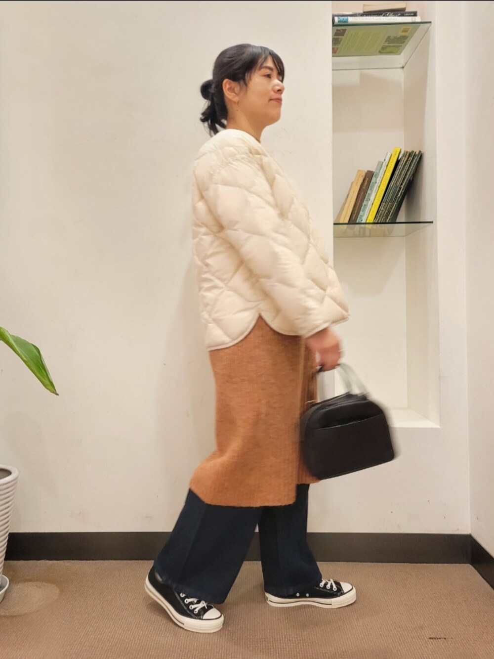 「ワンピース、ダウンジャケット、ニットワンピース、レイヤードスタイル、ワイドパンツ、デニムパンツ、URBAN RESEARCH DOORS、アーバンリサーチドアーズ、おでかけコーデ、URBAN RESEARCH DOORS WOMENS」|「CONVERSEのCONVERSE CANVAS ALL STAR J OX(スニーカー、ブラック系)」を使った、emiinamiiさん(レディース・164cm)の冬コーディネートの2枚目の写真