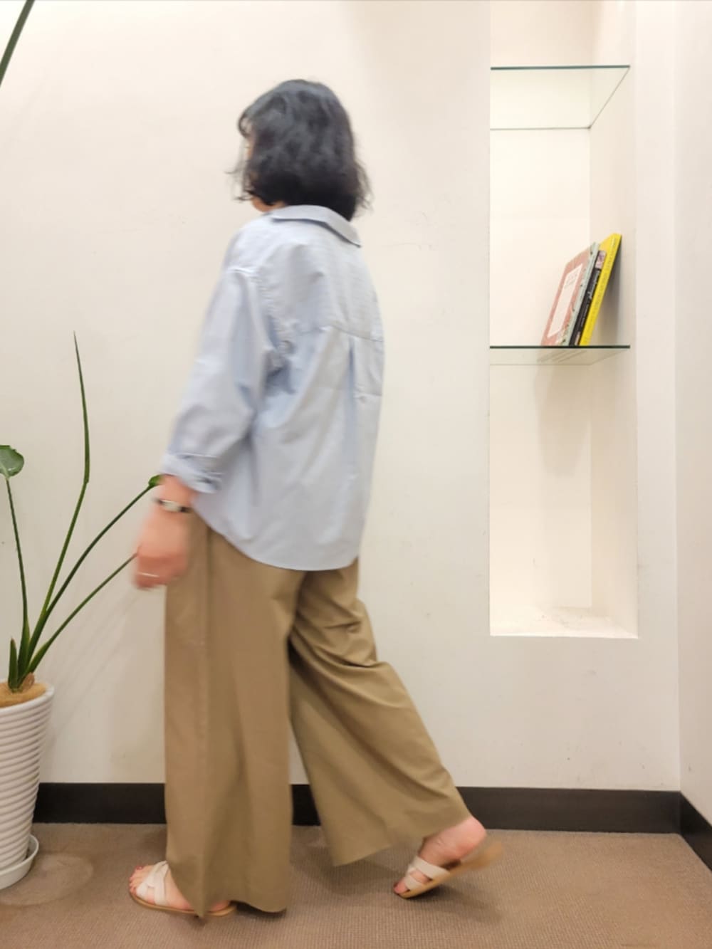 グレー系のショルダーバッグ、ベージュ系のその他パンツ、ブルー系のシャツ/ブラウスを着用したレディースの夏コーディネートの4枚目の写真
