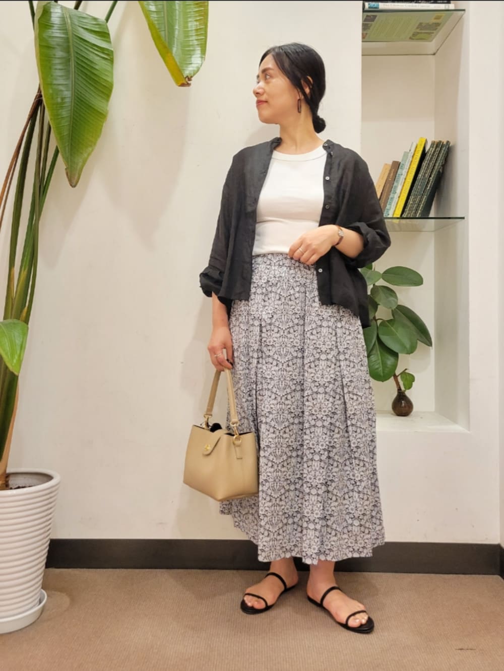 「スカート、柄スカート、シャツスタイル、リバティ、URBAN RESEARCH DOORS、アーバンリサーチドアーズ、おでかけコーデ、かぐれ、URBAN RESEARCH DOORS WOMENS、シアートップス」|「URBAN RESEARCH DOORSのダブルストラップサンダル(サンダル、ブラック系)」を使った、emiinamiiさん(レディース・164cm)の夏コーディネートの2枚目の写真