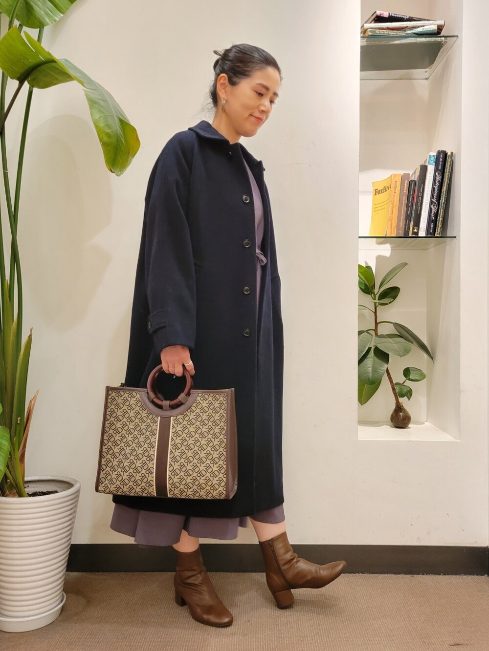 ブラウン系のブーツ、ブラウン系のトートバッグ、グレー系のワンピースを着用したレディースの冬コーディネートの2枚目の写真