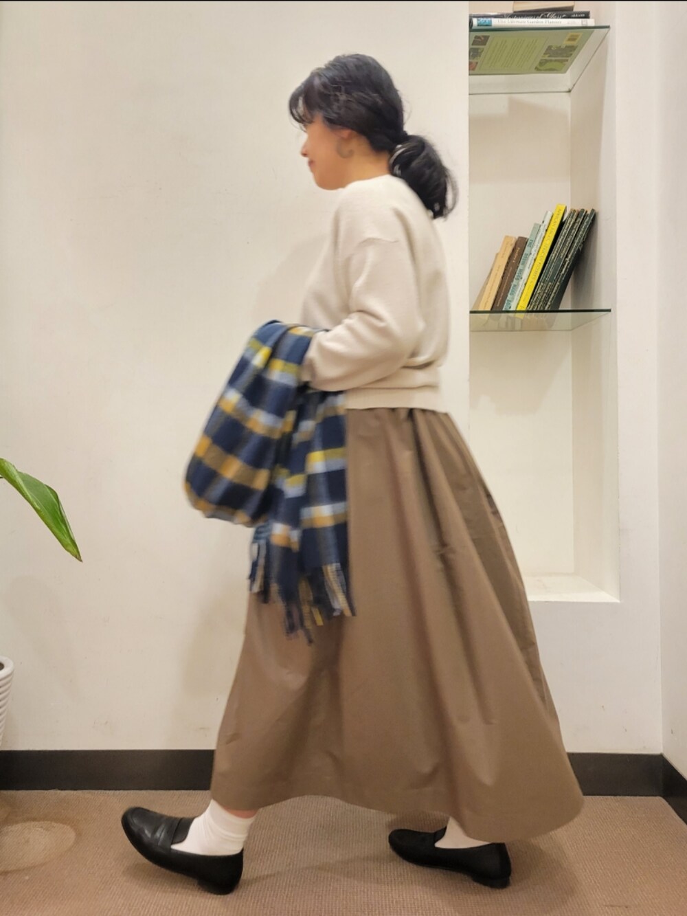 ブラック系のローファー、ブラック系のショルダーバッグ、ベージュ系のニット/セーターを着用したレディースの冬コーディネートの4枚目の写真