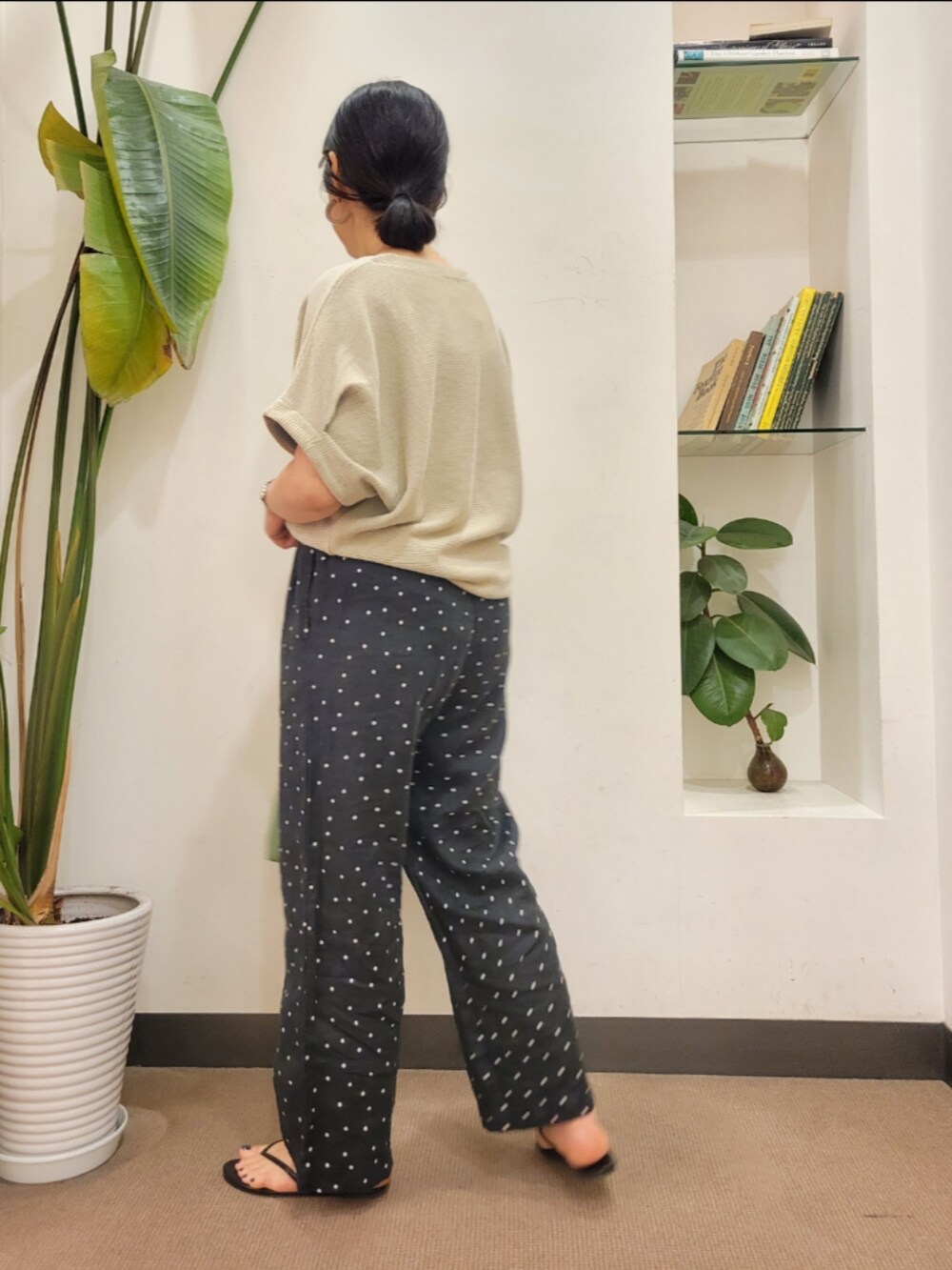 ブラック系のサンダル、グリーン系のトートバッグ、ブラック系のその他パンツを着用したレディースの夏コーディネートの5枚目の写真