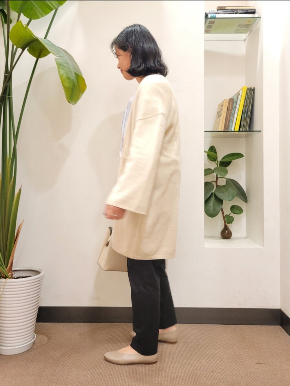 ベージュ系のパンプス、ホワイト系のカーディガン/ボレロ、ホワイト系のトートバッグを着用したレディースの春コーディネートの3枚目の写真