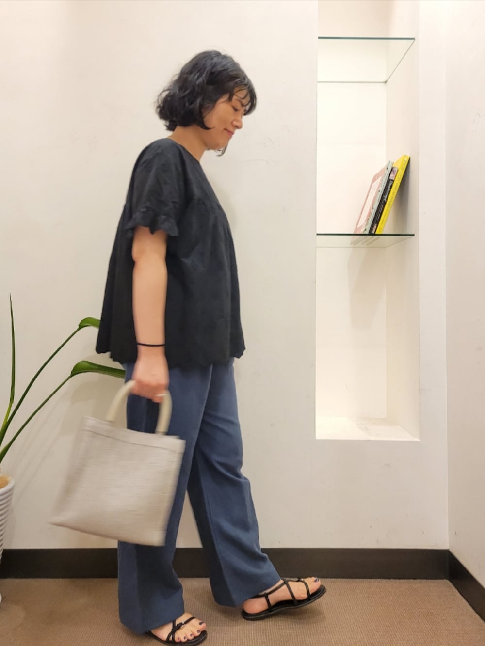グレー系のハンドバッグ、ブラック系のシャツ/ブラウス、ブルー系のその他パンツを着用したレディースの夏コーディネートの4枚目の写真