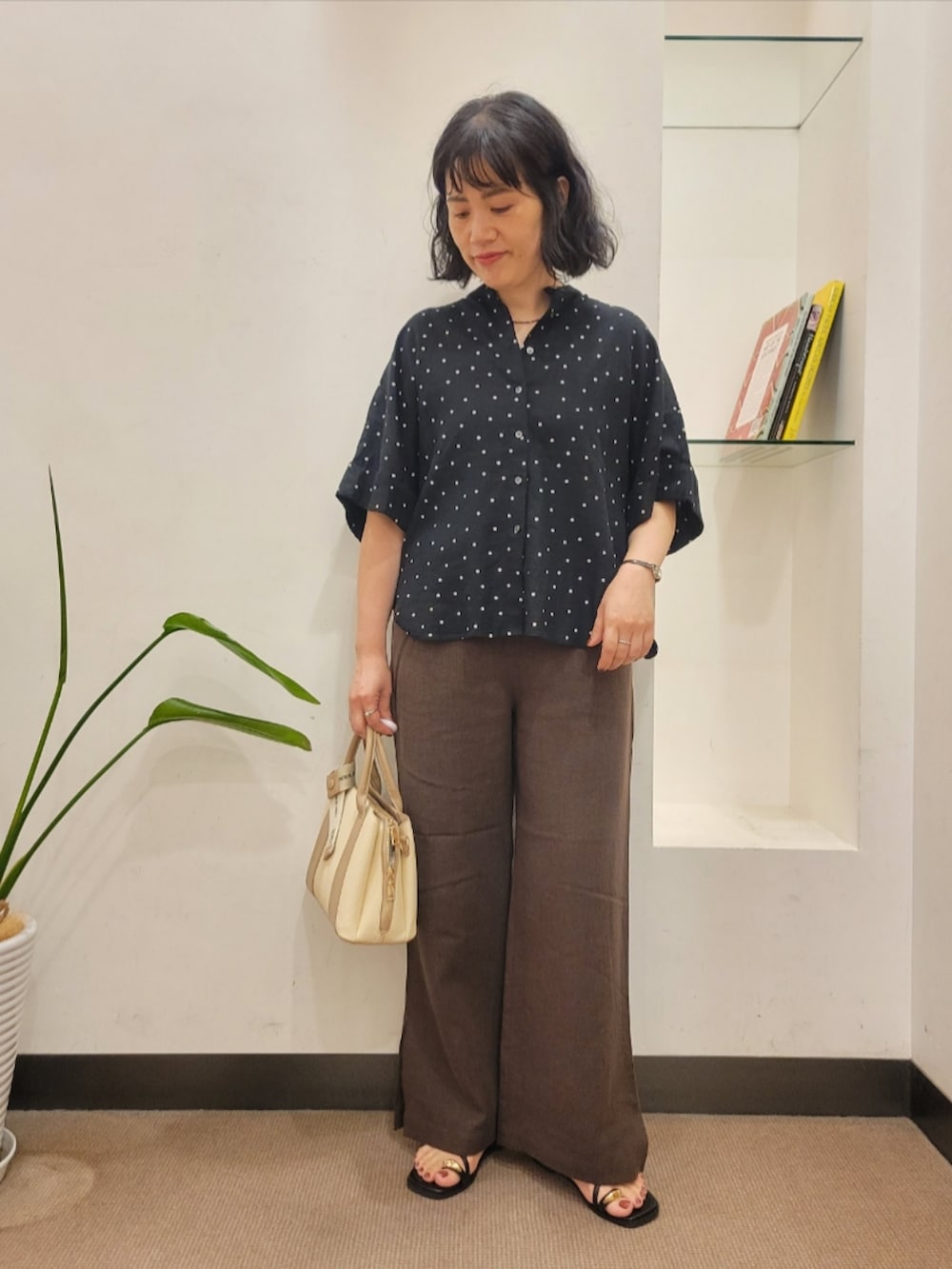 ブラック系のシャツ/ブラウス、ブラウン系のその他パンツ、ホワイト系のハンドバッグを着用したレディースの夏コーディネートの3枚目の写真